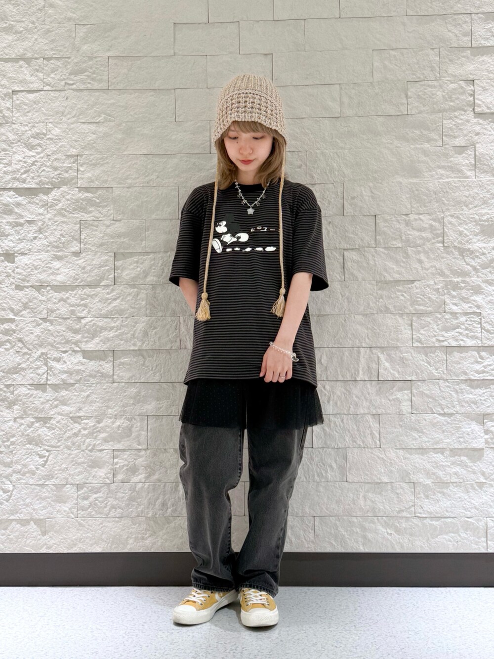 イエロー系のスニーカー、ブラック系のキャミソール、ブラック系のTシャツ/カットソーを着用したレディースの秋コーディネートの3枚目の写真