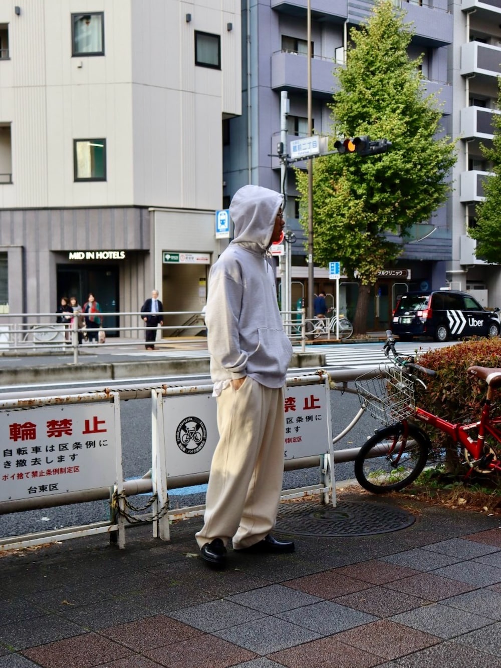 「スタジャン、スタジャン×パーカー、スタジャンコーデ、パーカー、パーカーコーデ、パーカー グレー、keboz、真冬のあったかスタイル」｜「KEBOZのMELTON & LEATHER VARSITY JACKET 24FW（スタジャン、グレー系）」を使った、hyugaさん（メンズ・173cm）の冬コーディネートの4枚目の写真