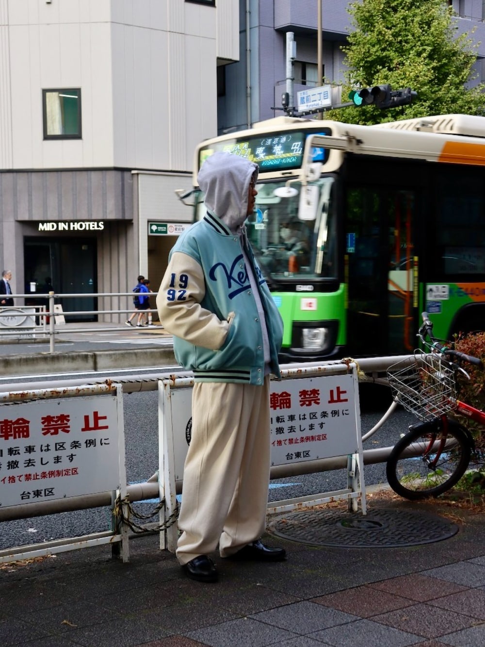 「スタジャン、スタジャン×パーカー、スタジャンコーデ、パーカー、パーカーコーデ、パーカー グレー、keboz、真冬のあったかスタイル」｜「KEBOZのMELTON & LEATHER VARSITY JACKET 24FW（スタジャン、グレー系）」を使った、hyugaさん（メンズ・173cm）の冬コーディネートの2枚目の写真