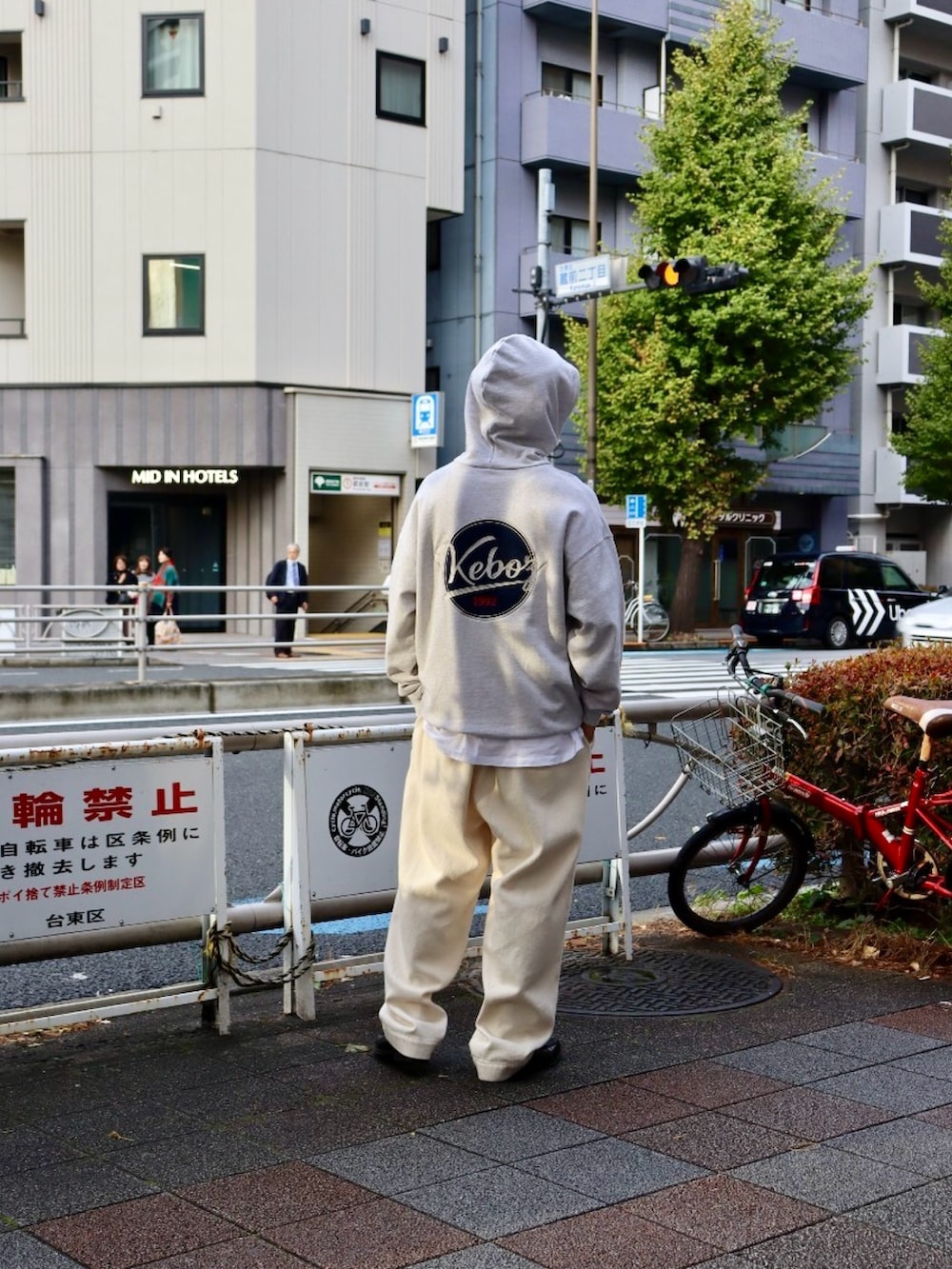 「スタジャン、スタジャン×パーカー、スタジャンコーデ、パーカー、パーカーコーデ、パーカー グレー、keboz、真冬のあったかスタイル」｜「KEBOZのMELTON & LEATHER VARSITY JACKET 24FW（スタジャン、グレー系）」を使った、hyugaさん（メンズ・173cm）の冬コーディネートの3枚目の写真