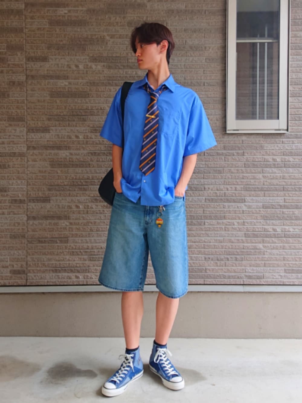 ブルー系のシャツ/ブラウス、ブルー系のデニムパンツ、ブルー系のスニーカーを着用したメンズの春コーディネートの2枚目の写真