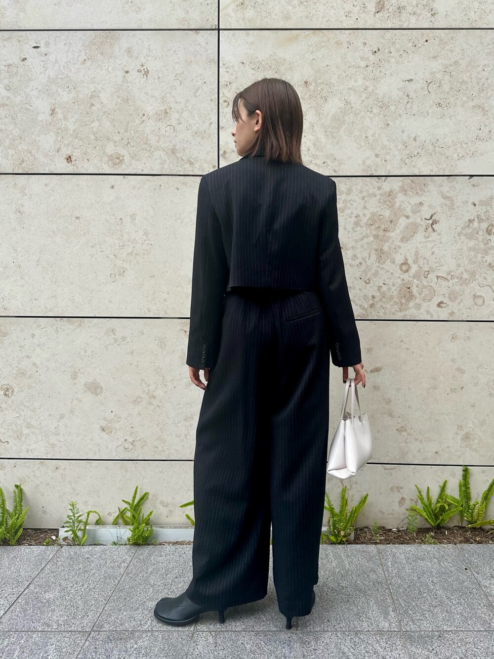 「秋コーデ、秋服準備はじめました、セットアップ、休日スタイル、ジャケットスタイル、カジュアルコーデ、きれいめカジュアル」｜「LOVELESSのストライプカシュクールタックワイドパンツ（その他パンツ、ブラック系）」を使った、嶋田美佑さん（レディース・162cm）の夏コーディネートの2枚目の写真