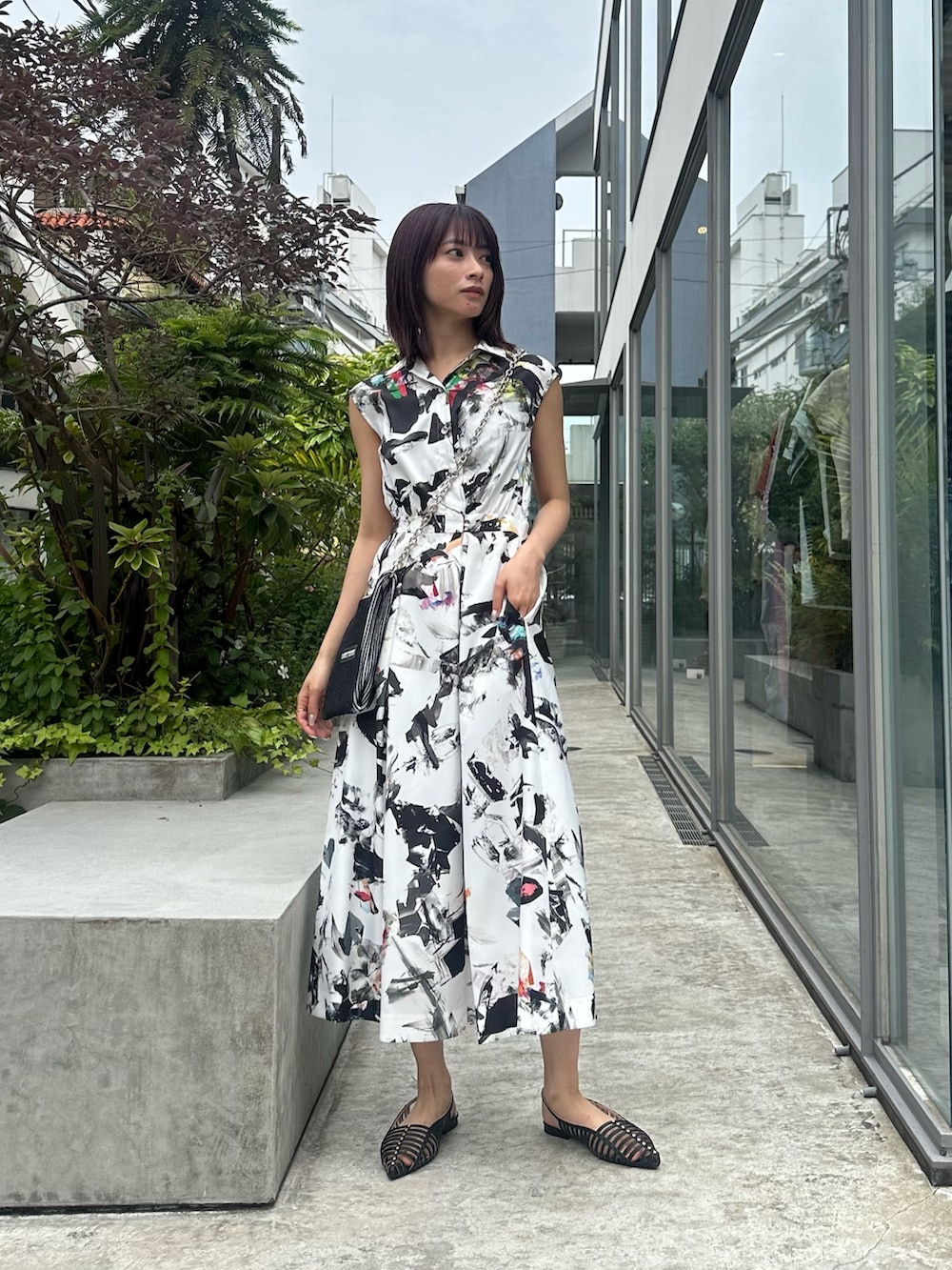 「LOVELESSの【KANAKO SASAKI】コラボレーション シャツドレス（ワンピース、ブラック系）」を使った、嶋田美佑さん（レディース・162cm）の夏コーディネートの2枚目の写真