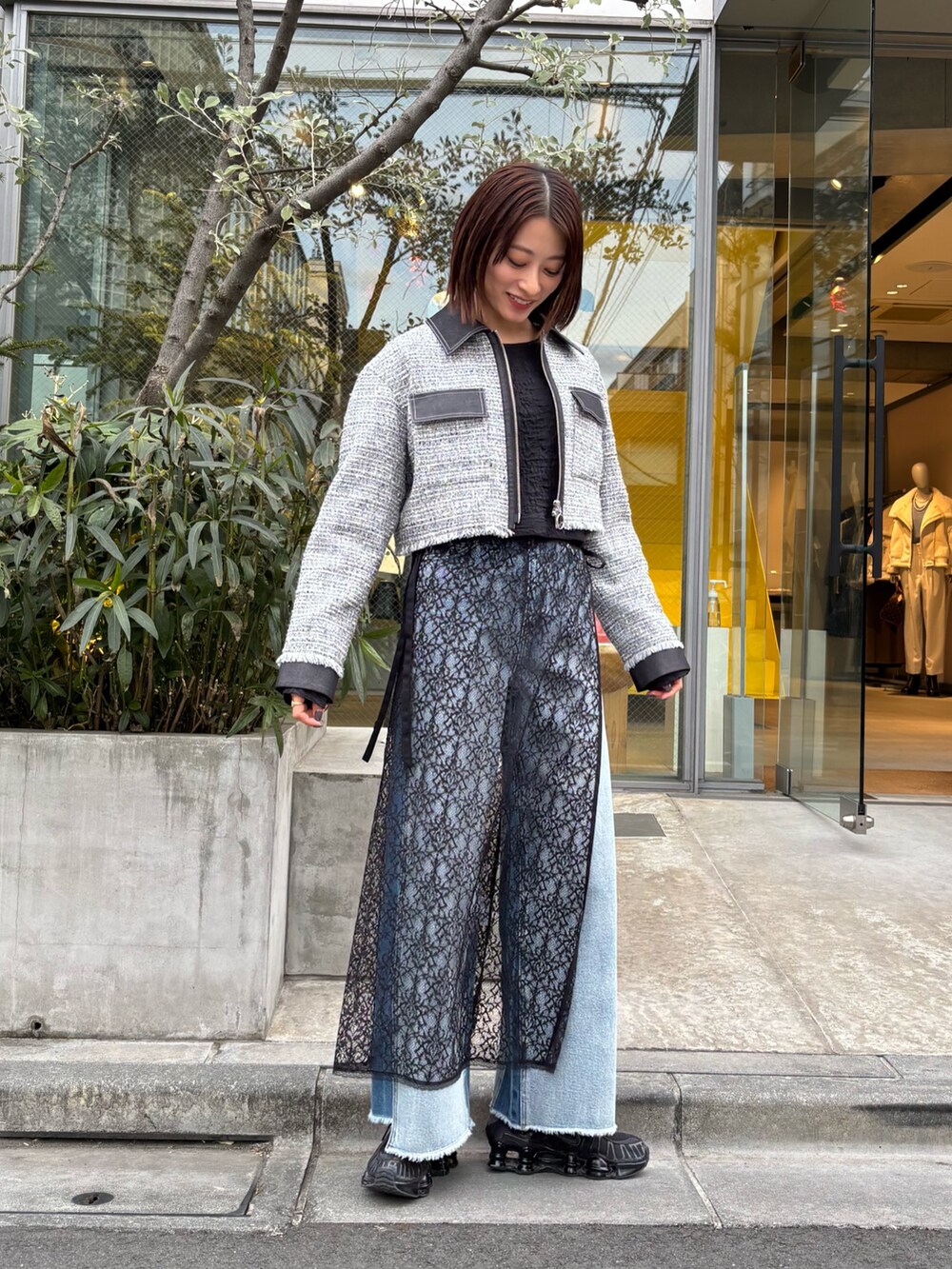 「春色、今日のコーデ、スタッフコーディネート、骨格ストレート、イエベ秋、春服、休日スタイル、春先取り、お出かけコーデ、シンプル、キレイめカジュアル、デニム、レイヤードスタイル、カジュアルコーデ、ツイードジャケット」｜「LOVELESSのクロップドツイードブルゾン（ブルゾン、ブラック系）」を使った、嶋田美佑さん（骨格ストレート・レディース・162cm）の冬コーディネートの2枚目の写真