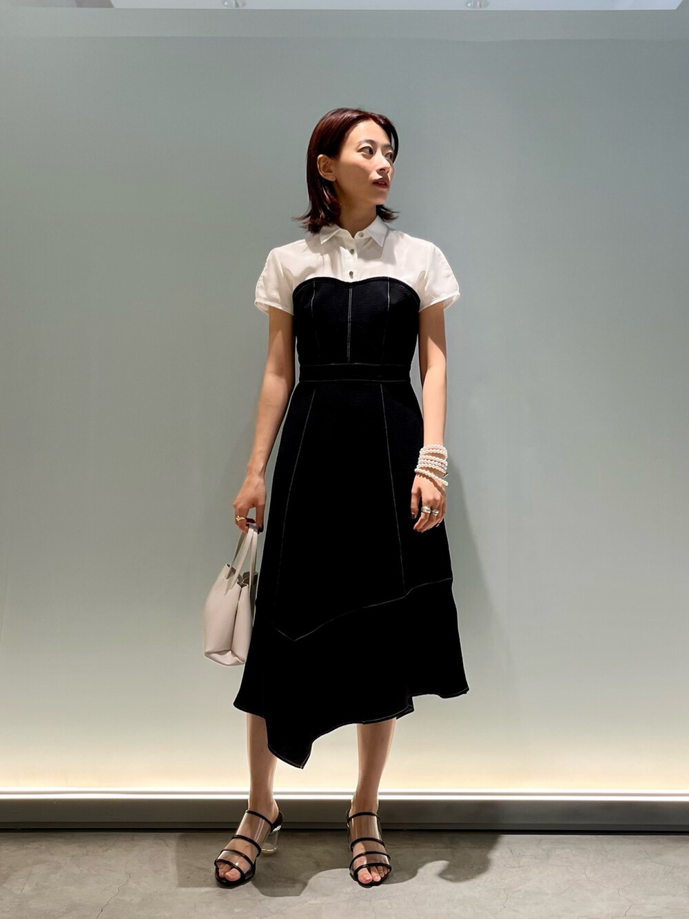 「夏コーデ、休日スタイル、きれいめカジュアル、骨格ナチュラル、イエベ秋、大人コーデ、今日のコーデ、大人女子」｜「LOVELESSのビスチェコンビハーフスリーブワンピース（ワンピース、ブラック系）」を使った、嶋田美佑さん（レディース・162cm）の夏コーディネートの2枚目の写真