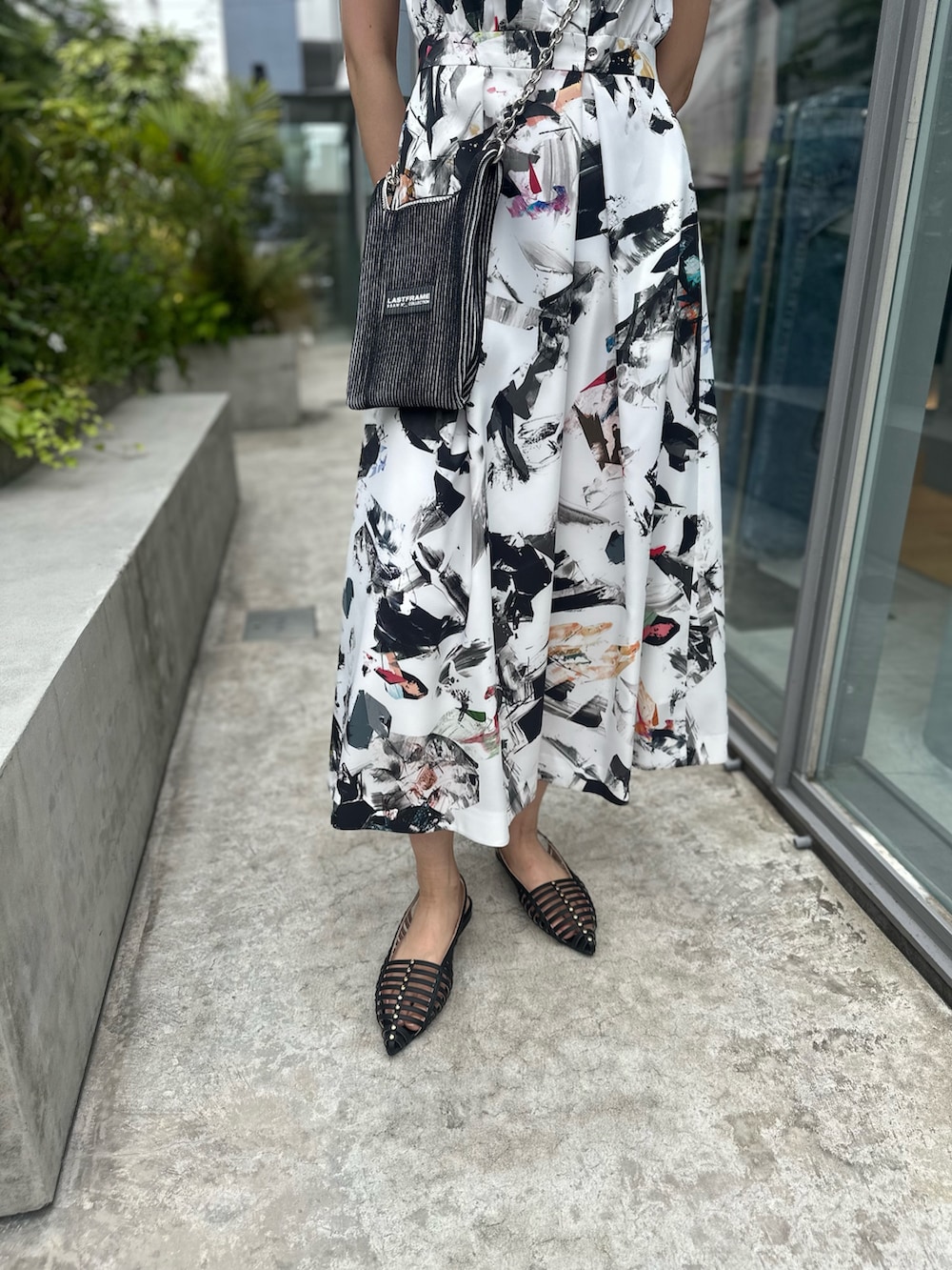 「LOVELESSの【KANAKO SASAKI】コラボレーション シャツドレス（ワンピース、ブラック系）」を使った、嶋田美佑さん（レディース・162cm）の夏コーディネートの3枚目の写真