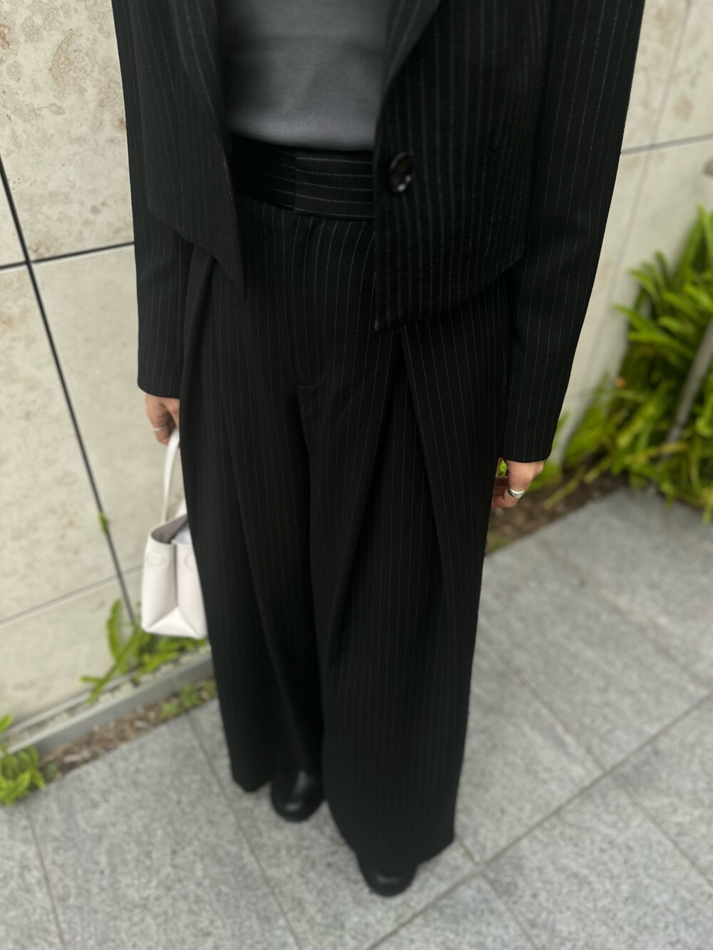 「秋コーデ、秋服準備はじめました、セットアップ、休日スタイル、ジャケットスタイル、カジュアルコーデ、きれいめカジュアル」｜「LOVELESSのストライプカシュクールタックワイドパンツ（その他パンツ、ブラック系）」を使った、嶋田美佑さん（レディース・162cm）の夏コーディネートの3枚目の写真