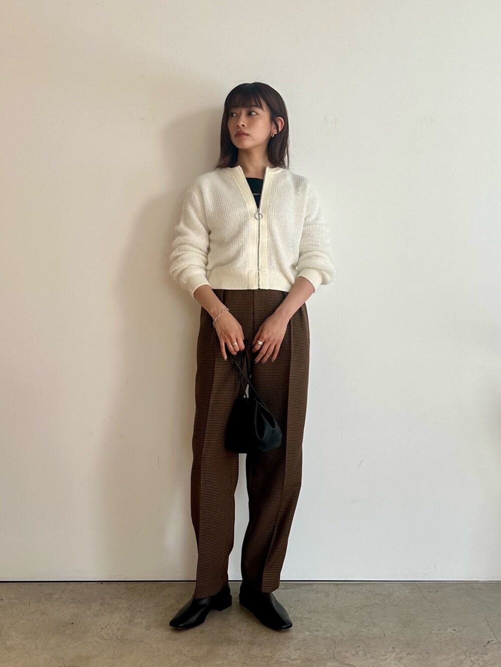 「ブラウン、秋服準備はじめました、秋準備始めました、お出かけコーデ、ラメニット、きれいめカジュアル、休日スタイル、休日コーデ、秋先取りコーデ、大人コーデ、キレイめカジュアル、パンツコーデ、骨格ナチュラル、イエベ秋」｜「LOVELESSの【WEB先行予約販売】ラメZIPカーディガン（カーディガン/ボレロ、ホワイト系）」を使った、嶋田美佑さん（レディース・162cm）の秋コーディネートの2枚目の写真