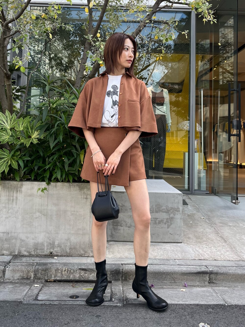 「休日スタイル、今日のコーデ、おでかけコーデ、白Tシャツ、骨格ナチュラル、イエベ秋、ショートパンツ、ブラウンコーデ、ミッキーT」｜「LOVELESSのラッピングショートパンツ（その他パンツ、ブラウン系）」を使った、嶋田美佑さん（レディース・162cm）の夏コーディネートの2枚目の写真
