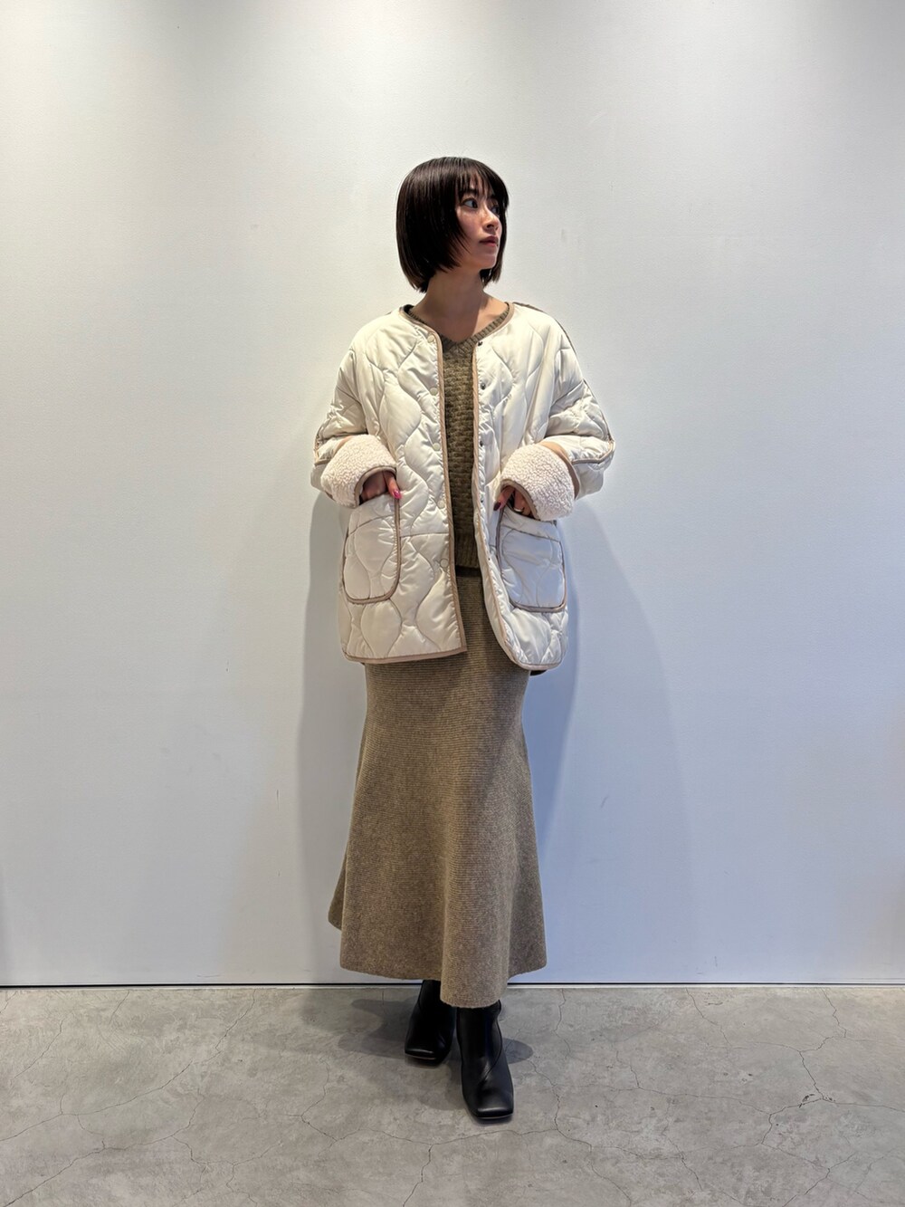 「クリスマスに着たい服、テーマパークコーデ、ニット、セットアップ、骨格ストレート、カジュアルコーデ、着回しコーデ、オトナカワイイ、おでかけコーデ、ブラウンコーデ、休日スタイル、大人コーデ」｜「LOVELESSのマシュマロVネックプルオーバー（ニット/セーター、ベージュ系）」を使った、嶋田美佑さん（レディース・162cm）の冬コーディネートの2枚目の写真