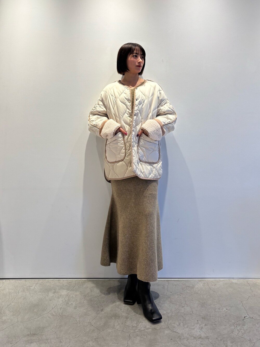 「クリスマスに着たい服、テーマパークコーデ、ニット、セットアップ、骨格ストレート、カジュアルコーデ、着回しコーデ、オトナカワイイ、おでかけコーデ、ブラウンコーデ、休日スタイル、大人コーデ」｜「LOVELESSのマシュマロVネックプルオーバー（ニット/セーター、ベージュ系）」を使った、嶋田美佑さん（レディース・162cm）の冬コーディネートの3枚目の写真