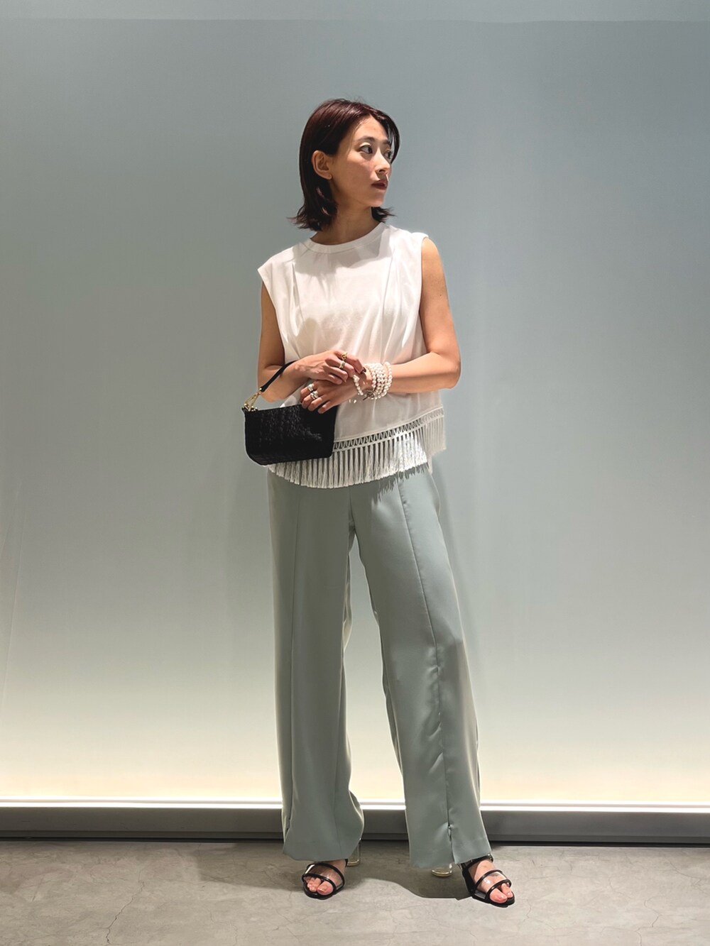 「夏ファッション、夏コーデ、休日スタイル、休日コーデ、お出かけコーデ、シンプルコーデ、大人カジュアル、きれいめカジュアル」｜「LOVELESSのフリンジタンクトップ（Tシャツ/カットソー、ホワイト系）」を使った、嶋田美佑さん（レディース・162cm）の夏コーディネートの2枚目の写真
