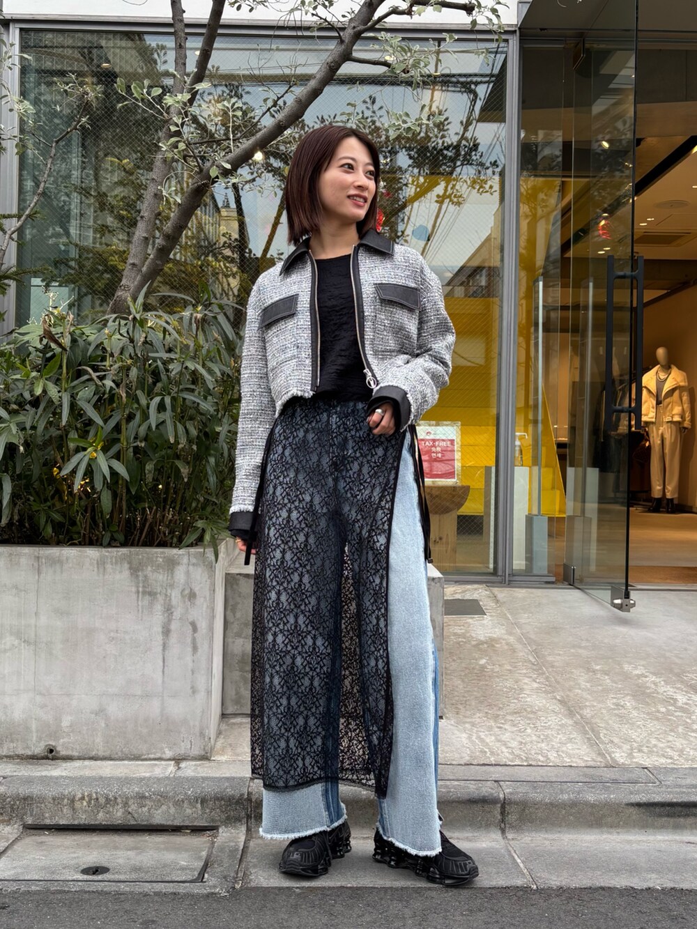 「春色、今日のコーデ、スタッフコーディネート、骨格ストレート、イエベ秋、春服、休日スタイル、春先取り、お出かけコーデ、シンプル、キレイめカジュアル、デニム、レイヤードスタイル、カジュアルコーデ、ツイードジャケット」｜「LOVELESSのクロップドツイードブルゾン（ブルゾン、ブラック系）」を使った、嶋田美佑さん（骨格ストレート・レディース・162cm）の冬コーディネートの3枚目の写真