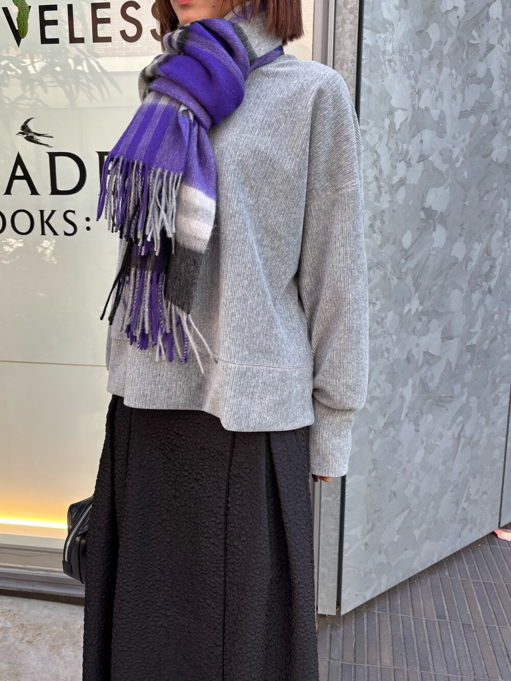 「冬コーデ、おでかけコーデ、シンプルコーデ、大人女子、冬のコーデ、オトナ女子、骨格ストレート、デートコーデ、マフラー、マイベストコーデ2024」｜「LOVELESSのジャカードフレアスカート（スカート、ブラック系）」を使った、嶋田美佑さん（骨格ストレート・レディース・162cm）の冬コーディネートの3枚目の写真