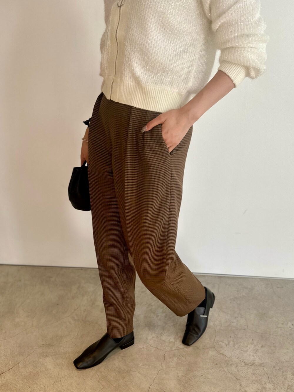 「ブラウン、秋服準備はじめました、秋準備始めました、お出かけコーデ、ラメニット、きれいめカジュアル、休日スタイル、休日コーデ、秋先取りコーデ、大人コーデ、キレイめカジュアル、パンツコーデ、骨格ナチュラル、イエベ秋」｜「LOVELESSの【WEB先行予約販売】ラメZIPカーディガン（カーディガン/ボレロ、ホワイト系）」を使った、嶋田美佑さん（レディース・162cm）の秋コーディネートの3枚目の写真