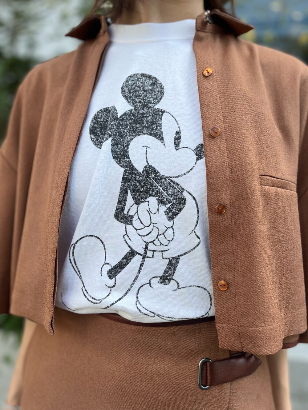 「休日スタイル、今日のコーデ、おでかけコーデ、白Tシャツ、骨格ナチュラル、イエベ秋、ショートパンツ、ブラウンコーデ、ミッキーT」｜「LOVELESSのラッピングショートパンツ（その他パンツ、ブラウン系）」を使った、嶋田美佑さん（レディース・162cm）の夏コーディネートの3枚目の写真