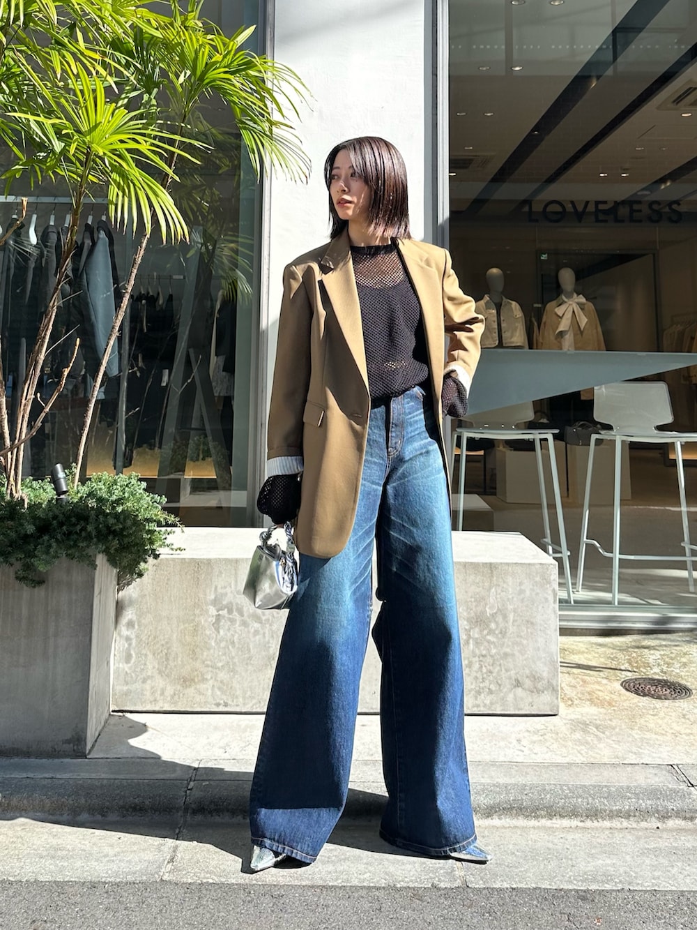 「ジャケット、テーラードジャケット、春コーデ、春めき満開コーデ、スタッフコーディネート、骨格ストレート、イエベ秋、春服コーデ、おでかけコーデ、大人ファッション、オトナカジュアル、デニムコーデ、休日スタイル、休日コーデ、春色」｜「LOVELESSのクリアツイルジャケット（テーラードジャケット、ブラウン系）」を使った、嶋田美佑さん（骨格ストレート・レディース・162cm）の春コーディネートの2枚目の写真