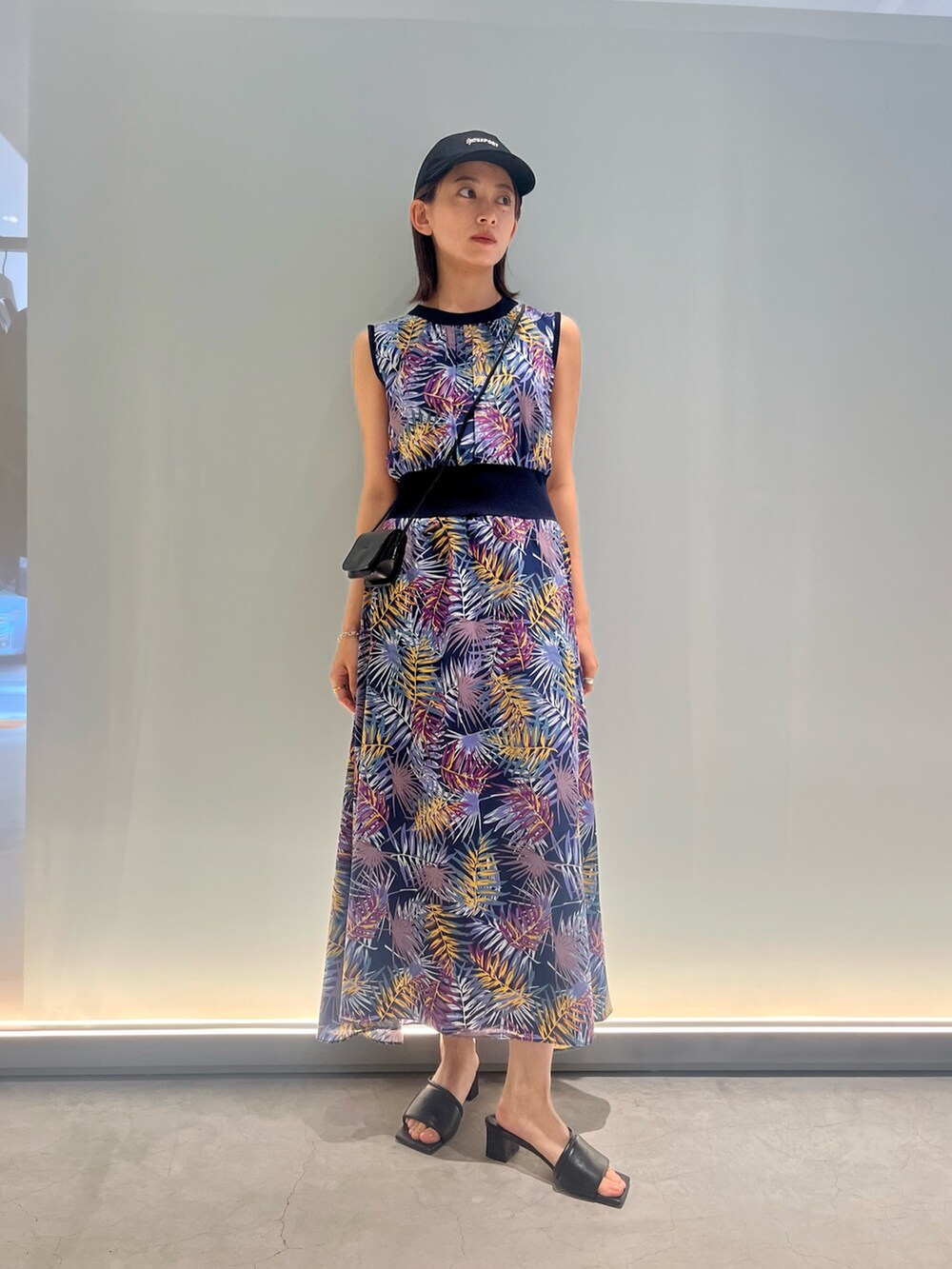 ブルー系のワンピースを着用したレディースの夏コーディネートの2枚目の写真