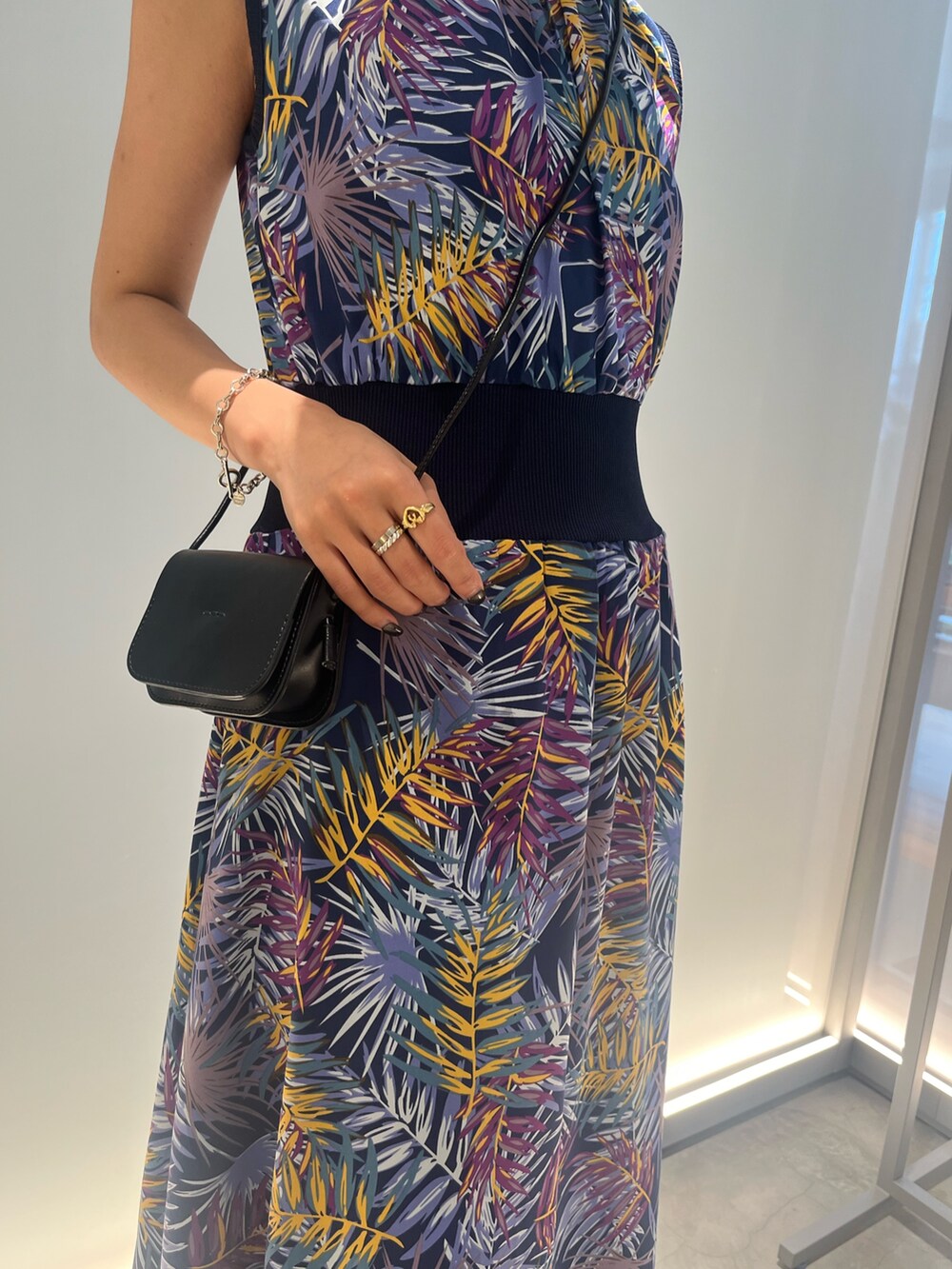 ブルー系のワンピースを着用したレディースの夏コーディネートの3枚目の写真