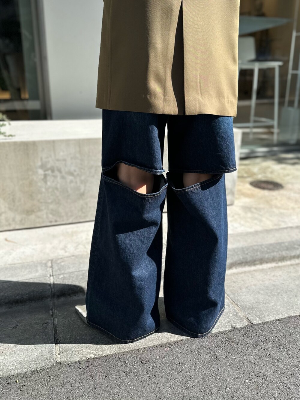 「ジャケット、テーラードジャケット、春コーデ、春めき満開コーデ、スタッフコーディネート、骨格ストレート、イエベ秋、春服コーデ、おでかけコーデ、大人ファッション、オトナカジュアル、デニムコーデ、休日スタイル、休日コーデ、春色」｜「LOVELESSのクリアツイルジャケット（テーラードジャケット、ブラウン系）」を使った、嶋田美佑さん（骨格ストレート・レディース・162cm）の春コーディネートの3枚目の写真