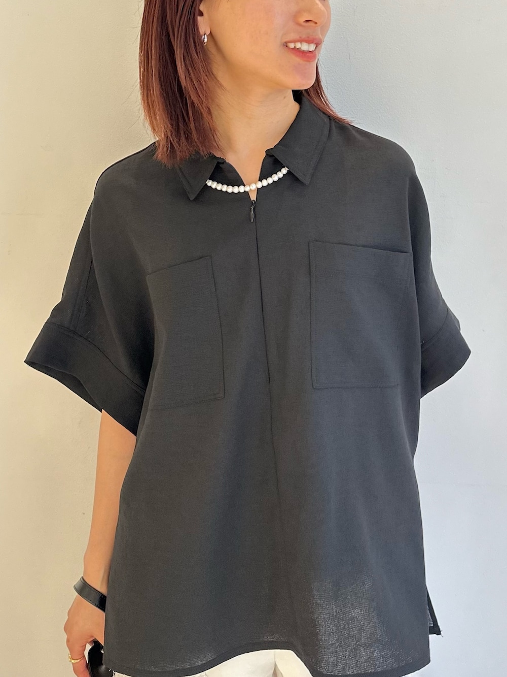 「夏コーデ、きれいめカジュアル、シャツスタイル、お出かけコーデ、休日スタイル、スタッフコーディネート、骨格ストレート、イエベ秋、ラクチンコーデ、大人カジュアルコーデ、大人かわいい、夏服、カジュアルスタイル」｜「LOVELESSのグラデーションイミテーションパールネックレス（ネックレス、ホワイト系）」を使った、嶋田美佑さん（レディース・162cm）の夏コーディネートの3枚目の写真