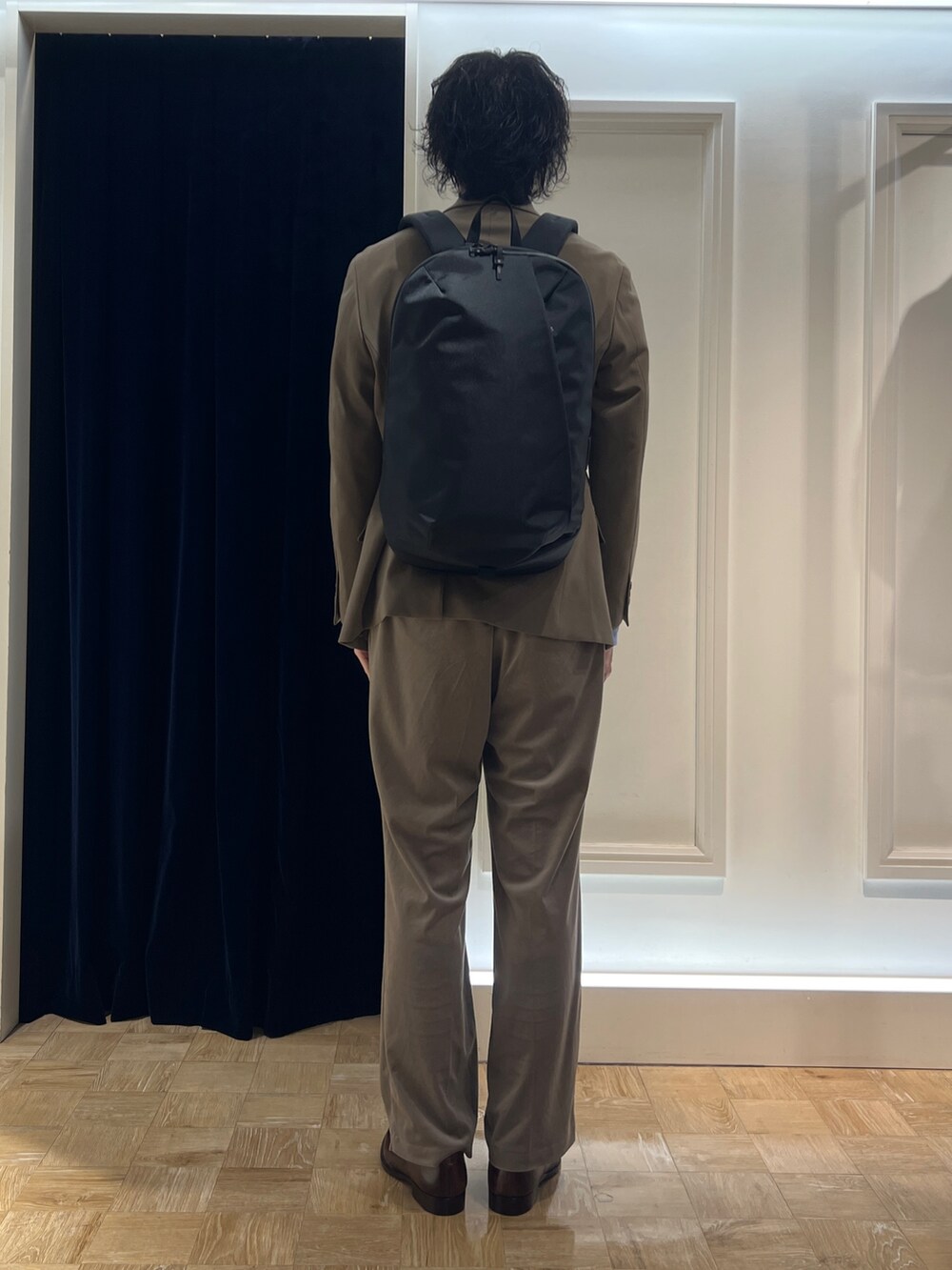 「NOLLEY'S、WEXLEY、OUTLAST、ジャケット、カッタウェイ、ビジネススタイル、仕事着、ワイドパンツ、ベージュ」｜「NOLLEY’Sの《ビジカジ対応》パラシュートボタン カッタウェイシャツ 24AW（シャツ/ブラウス、ブルー系）」を使った、ooiさん（メンズ・179cm）の秋コーディネートの4枚目の写真