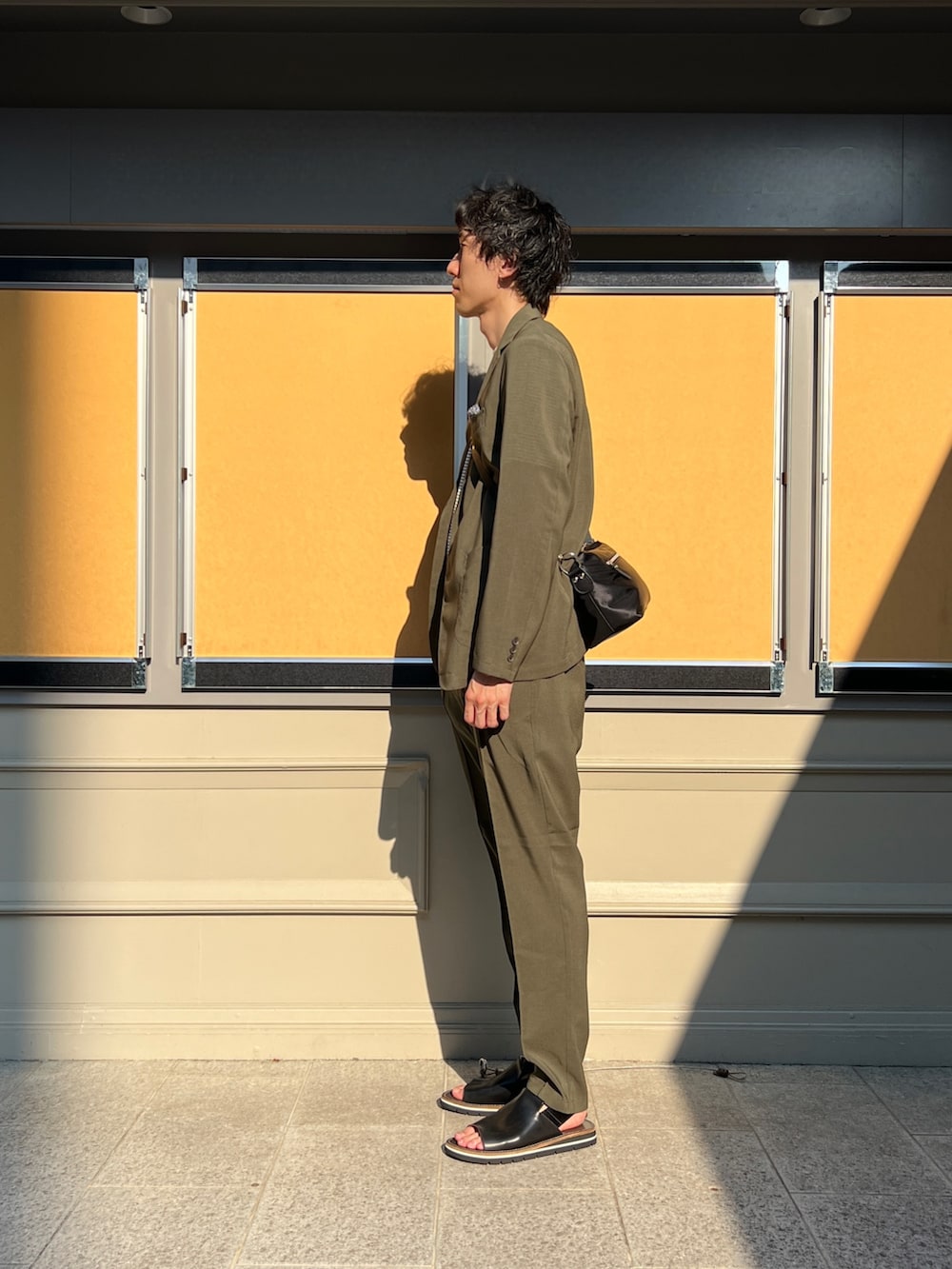 「NOLLEY'S、セットアップ、クレドラン、カジュアル、グリーン、ストライプ、レザーサンダル、休日コーデ、リラックススタイル、大人コーデ、おしゃれさんと繋がりたい」｜「NOLLEY’Sの《ビジカジ対応》シルケットスムース / 天竺 ジャケット用Tシャツ（Tシャツ/カットソー、ホワイト系）」を使った、ooiさん（メンズ・179cm）の夏コーディネートの2枚目の写真