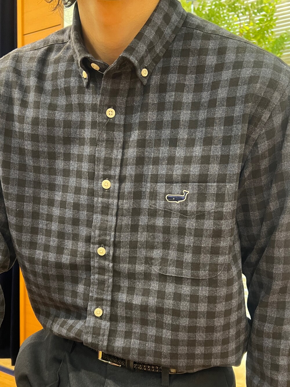 ブルー系のテーラードジャケット、ブルー系のシャツ/ブラウス、ブラック系のバックパック/リュックを着用したメンズの冬コーディネートの7枚目の写真