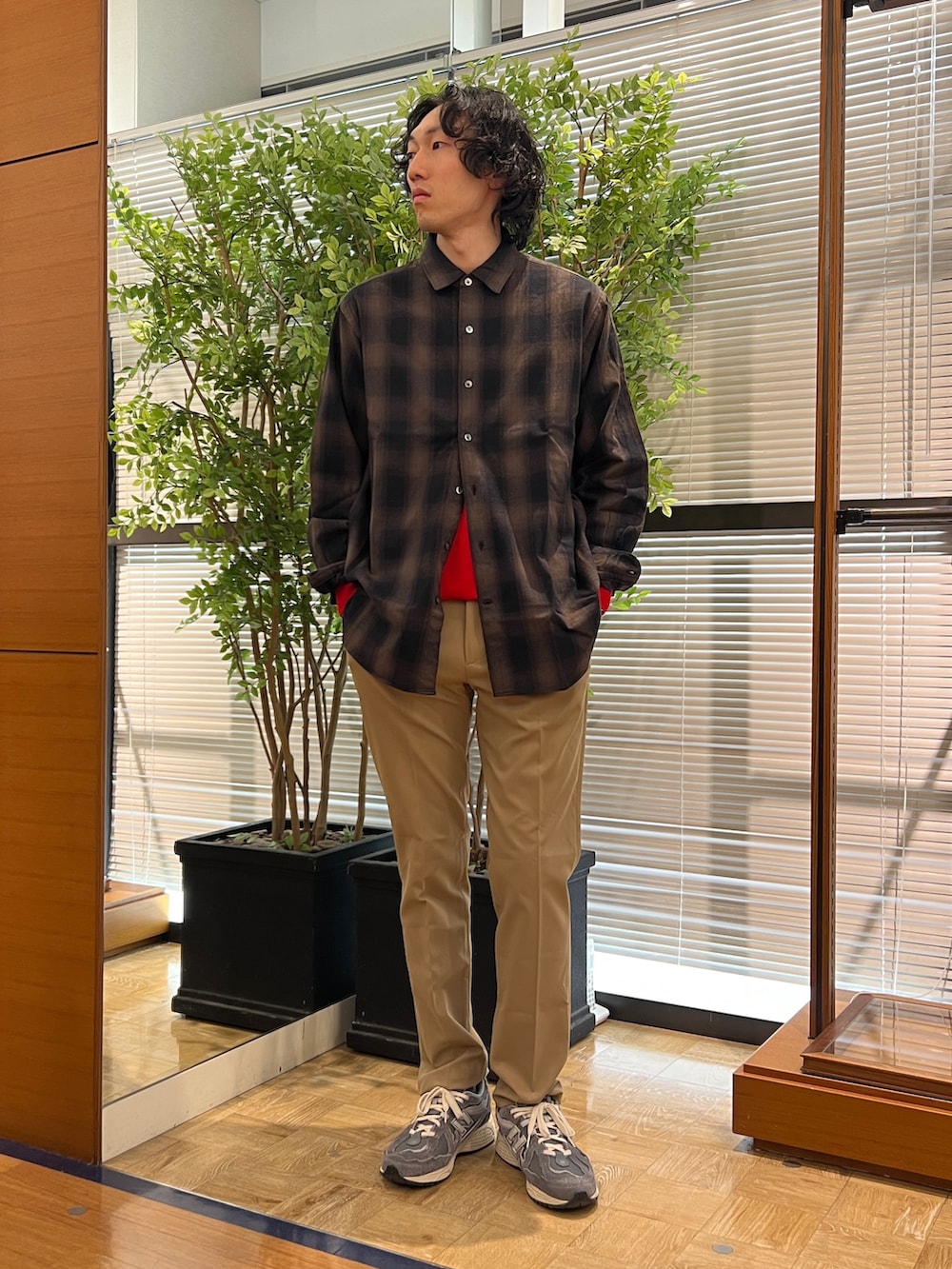 「ノースリーブ、ノーリーズ、NOLLEY'S、NOLLEY'S&goodman、チェックシャツ、シャギー、カシミヤニット、撥水、機能性素材、ブラウンコーデ、暖色系、冬コーデ、カジュアル、カジュアルコーデ」｜「NOLLEY’Sのカシミヤ クルーネックニット 24AW（ニット/セーター、レッド系）」を使った、ooiさん（メンズ・179cm）の冬コーディネートの4枚目の写真