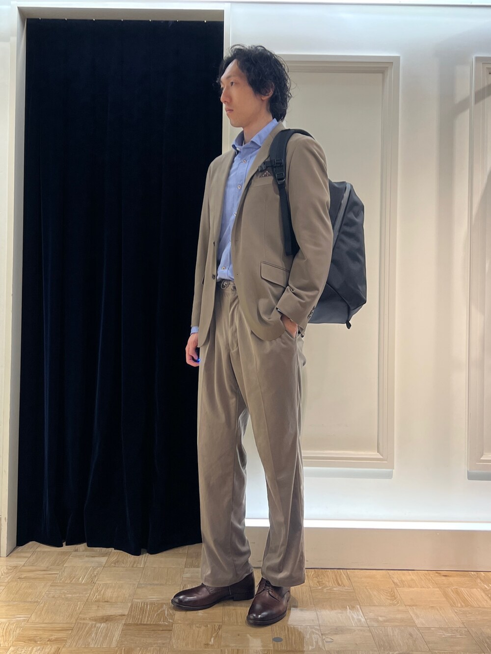 「NOLLEY'S、WEXLEY、OUTLAST、ジャケット、カッタウェイ、ビジネススタイル、仕事着、ワイドパンツ、ベージュ」｜「NOLLEY’Sの《ビジカジ対応》パラシュートボタン カッタウェイシャツ 24AW（シャツ/ブラウス、ブルー系）」を使った、ooiさん（メンズ・179cm）の秋コーディネートの2枚目の写真