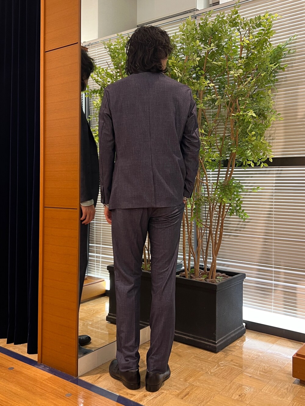 ブルー系のテーラードジャケット、ブルー系のその他パンツ、ブラック系のベルトを着用したメンズの冬コーディネートの3枚目の写真