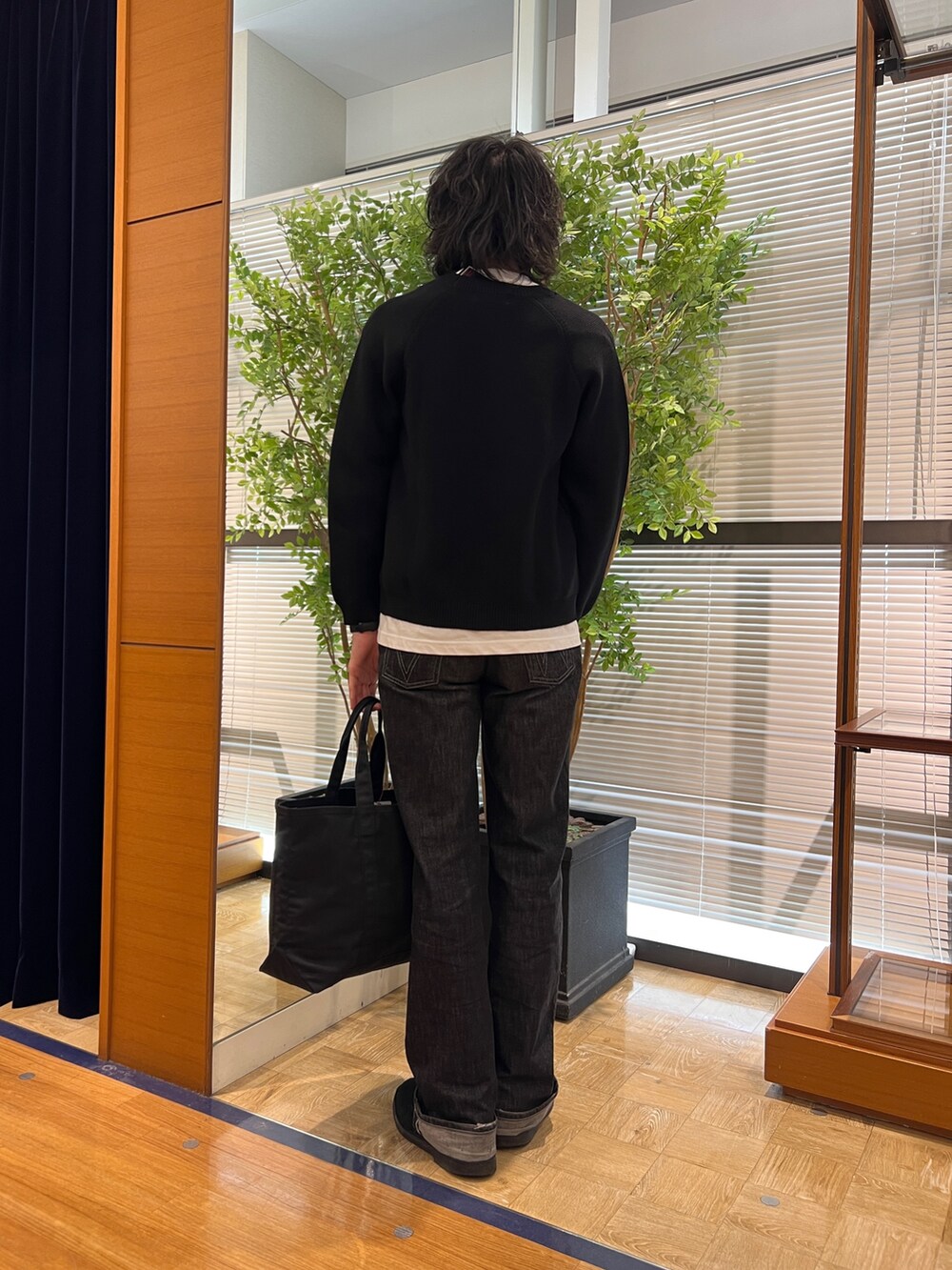 「nolleys、NOLLEY'S、NOLLEY'S&goodman、ノーリーズグッドマン、ノーリーズ、danton、DANTON、Danton、ダントン、ダントンリュック、カーディガン、カーディガンコーデ、ブラックカーディガン」｜「NOLLEY’Sの7Gガーター ラグランスリーブ Vネックニットカーディガン（インナー付き）25SS（カーディガン/ボレロ、ブラック系）」を使った、ooiさん（メンズ・179cm）の春コーディネートの3枚目の写真