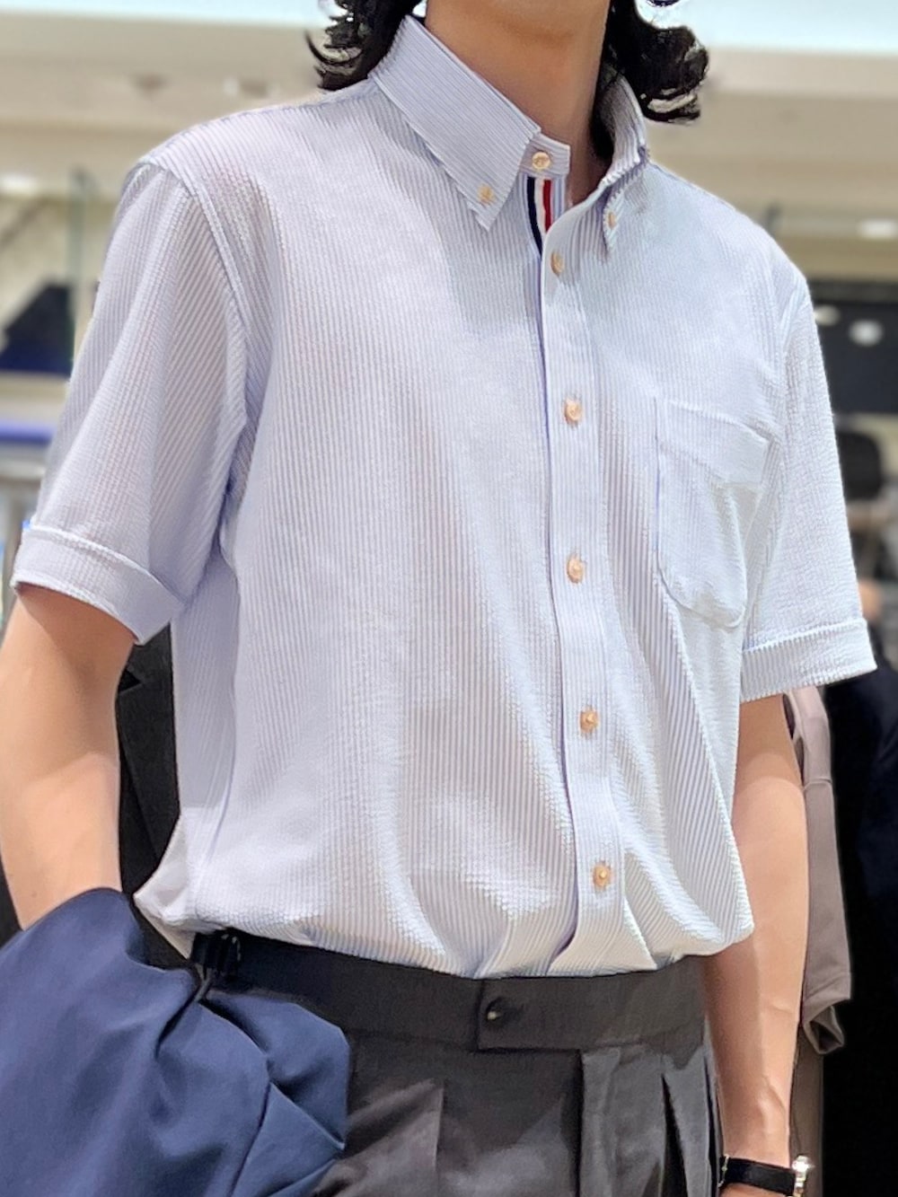 「nolleys、NOLLEY'S、NOLLEY'S&goodman、ノーリーズ、ノーリーズグッドマン、WEXLEY、ウェクスレイ、ビジカジ、ビジカジスタイル、オフィスカジュアル、オフィススタイル、夏、夏コーデ、半袖シャツ」｜「WEXLEYの【WEXLEY/ウェクスレイ】AARON TOTE CORDURA BALLISTIC BLACK ARN220（トートバッグ、ブラック系）」を使った、ooiさん（メンズ・178cm）の春コーディネートの4枚目の写真