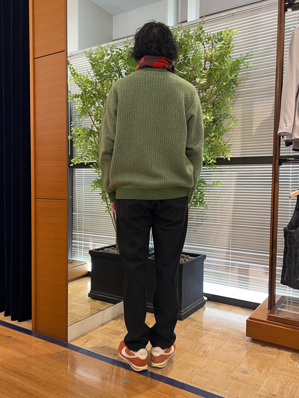 「ノーリーズ、NOLLEY'S、NOLLEY'S&goodman、ジップカーディガン、カーディガン、tweedmill、ツイード、マフラー、チェックマフラー、カジュアル、カジュアルコーデ、冬コーデ」｜「NOLLEY’Sの【WORK ABOUT】ジャカード クルーネック ジップカーディガン（カーディガン/ボレロ、グリーン系）」を使った、ooiさん（メンズ・179cm）の冬コーディネートの3枚目の写真