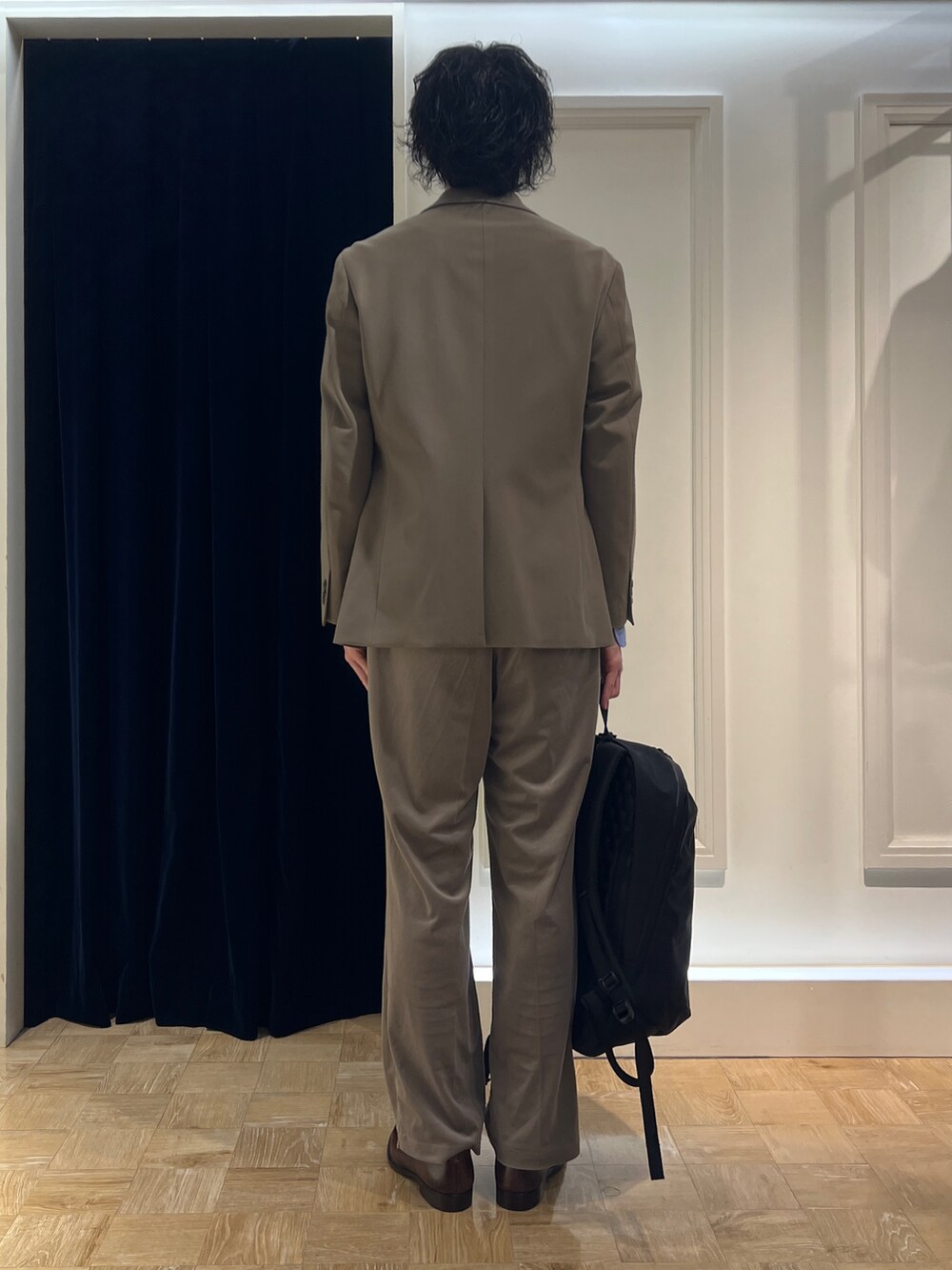 「NOLLEY'S、WEXLEY、OUTLAST、ジャケット、カッタウェイ、ビジネススタイル、仕事着、ワイドパンツ、ベージュ」｜「NOLLEY’Sの《ビジカジ対応》パラシュートボタン カッタウェイシャツ 24AW（シャツ/ブラウス、ブルー系）」を使った、ooiさん（メンズ・179cm）の秋コーディネートの3枚目の写真