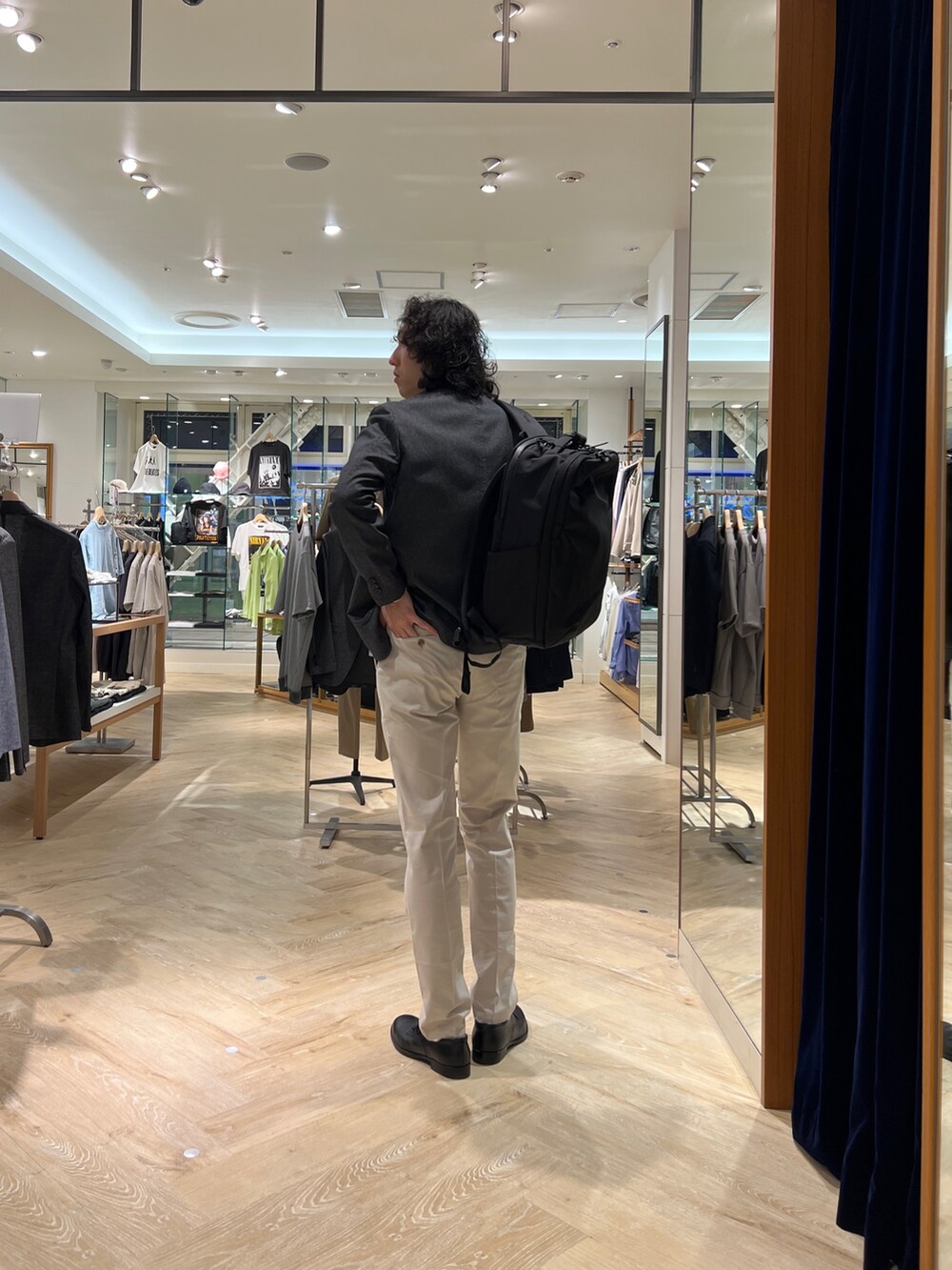 ホワイト系のTシャツ/カットソー、ホワイト系のシャツ/ブラウス、グレー系のテーラードジャケットを着用したメンズの春コーディネートの3枚目の写真