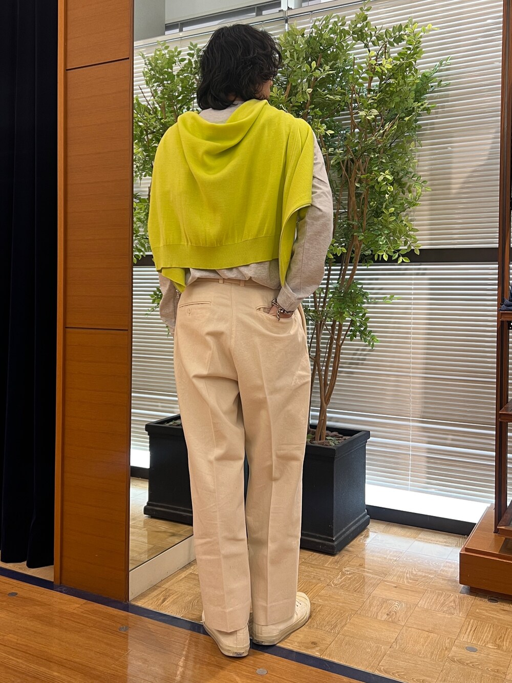 「NOLLEY'S、NOLLEY'S&goodman、ノーリーズ、ノーリーズグッドマン、GOOD ROCK SPEED、プリントT、DeLaSoul、バンドT、イエロー、ワイドパンツ、春コーデ、キナリ、キナリパンツ、ootd、メンズファッション」｜「GOOD ROCK SPEEDの【GOOD ROCK SPEED/グッドロックスピード】別注 アーティスト/ムービー プリントロンT 25SS（Tシャツ/カットソー、グレー系）」を使った、ooiさん（メンズ・179cm）の冬コーディネートの3枚目の写真