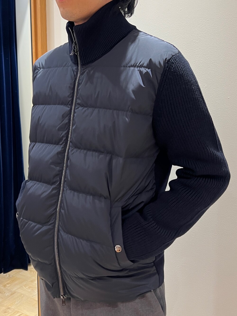 「NOLLEY'S、HERNO、ヘルノ、ノーリーズ、ブルゾン、ブルゾンジャケット、ウール、きれいめカジュアル、ローゲージニット」｜「HERNOの【HERNO/ヘルノ】ハイブリッドダウンブルゾン ジャケット（ダウンジャケット/コート、ブルー系）」を使った、ooiさん（メンズ・179cm）の秋コーディネートの5枚目の写真
