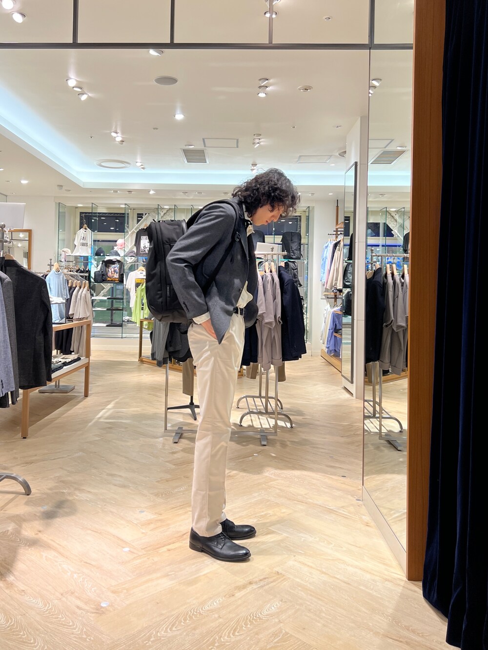 ホワイト系のTシャツ/カットソー、ホワイト系のシャツ/ブラウス、グレー系のテーラードジャケットを着用したメンズの春コーディネートの2枚目の写真