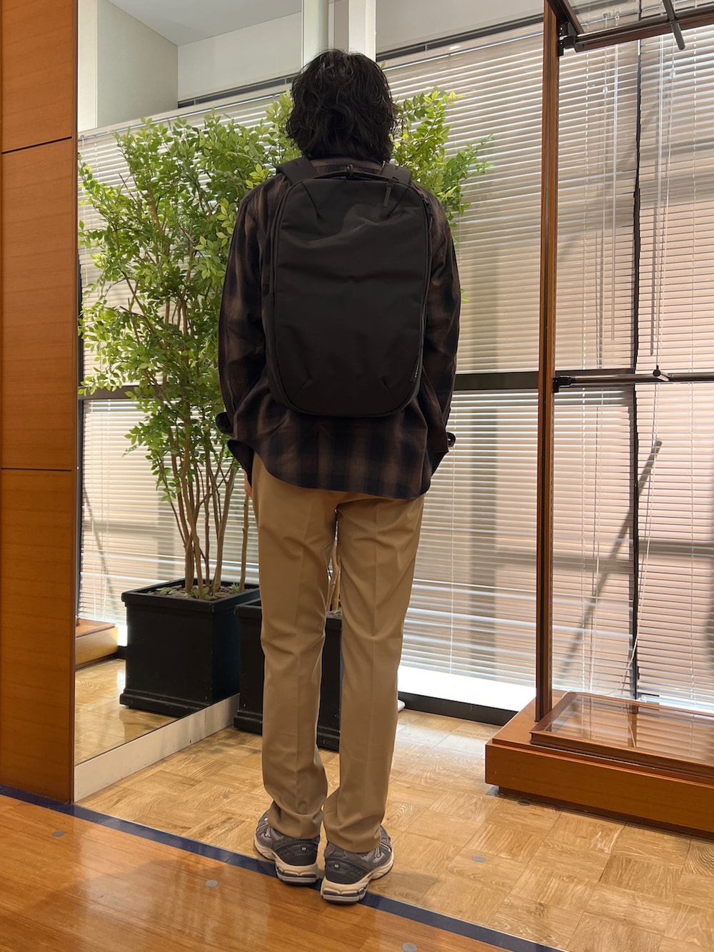 「ノースリーブ、ノーリーズ、NOLLEY'S、NOLLEY'S&goodman、チェックシャツ、シャギー、カシミヤニット、撥水、機能性素材、ブラウンコーデ、暖色系、冬コーデ、カジュアル、カジュアルコーデ」｜「NOLLEY’Sのカシミヤ クルーネックニット 24AW（ニット/セーター、レッド系）」を使った、ooiさん（メンズ・179cm）の冬コーディネートの3枚目の写真
