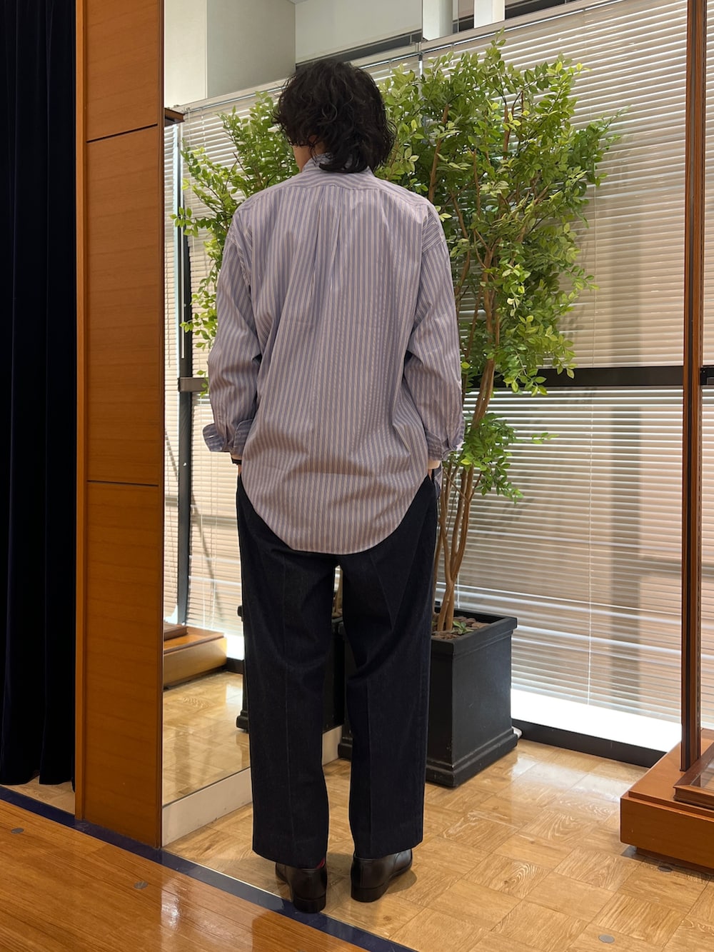 「NOLLEY'S、NOLLEY'S&goodman、ノーリーズ、thomas mason、THOMAS MAISON、トーマスメイソン、ビックシャツ、オーバーサイズ、オーバーサイズシャツ、オーバーサイズデニム、デニムパンツ、デニムパンツコーデ、デニムパンツ 大きめ、ワイドパンツ、ワイドデニム」｜「THOMAS MASONの【THOMAS MASON】NSOK BDシャツ 25SS（シャツ/ブラウス、ブルー系）」を使った、ooiさん（メンズ・179cm）の冬コーディネートの3枚目の写真