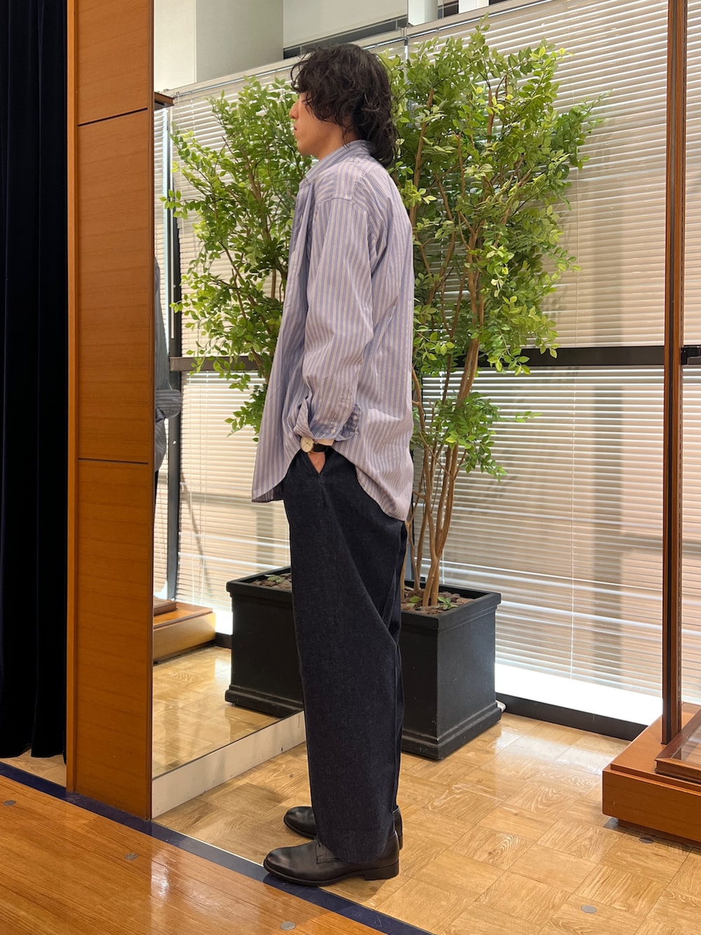 「NOLLEY'S、NOLLEY'S&goodman、ノーリーズ、thomas mason、THOMAS MAISON、トーマスメイソン、ビックシャツ、オーバーサイズ、オーバーサイズシャツ、オーバーサイズデニム、デニムパンツ、デニムパンツコーデ、デニムパンツ 大きめ、ワイドパンツ、ワイドデニム」｜「THOMAS MASONの【THOMAS MASON】NSOK BDシャツ 25SS（シャツ/ブラウス、ブルー系）」を使った、ooiさん（メンズ・179cm）の冬コーディネートの2枚目の写真