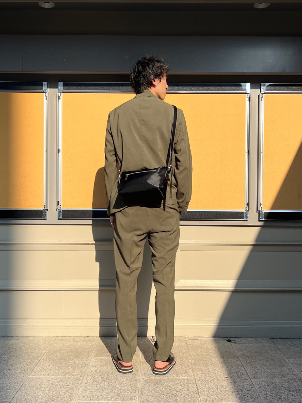「NOLLEY'S、セットアップ、クレドラン、カジュアル、グリーン、ストライプ、レザーサンダル、休日コーデ、リラックススタイル、大人コーデ、おしゃれさんと繋がりたい」｜「NOLLEY’Sの《ビジカジ対応》シルケットスムース / 天竺 ジャケット用Tシャツ（Tシャツ/カットソー、ホワイト系）」を使った、ooiさん（メンズ・179cm）の夏コーディネートの3枚目の写真