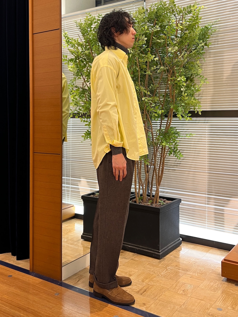 「NOLLEY'S、NOLLEY'S&goodman、ノーリーズ、TOMASMASON、tomasmason、トーマスメイソン、オーバーサイズシャツ、シャツスタイル、シャツコーデ、シャツ好き集まれ、シャツ、イエロー、カジュアル、カジュアルコーデ、綺麗めカジュアル」｜「NOLLEY’Sのコインローファーシューズ フェニックス 本革 日本製（ローファー、イエロー系）」を使った、ooiさん（メンズ・179cm）の冬コーディネートの2枚目の写真