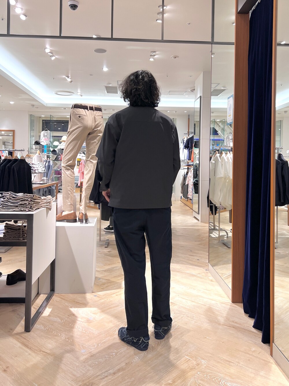 「NOLLEY'S、NOLLEY'S&goodman、nolleys、メンズファッション、カジュアル、カジュアルコーデ、夏コーデ、夏、Tシャツ、シャツスタイル、シャツブルゾン」｜「NOLLEY’Sの《セットアップ対応》イージーケア ストレッチポプリン シャツブルゾン 25SS（シャツ/ブラウス、グレー系）」を使った、ooiさん（メンズ・178cm）の春コーディネートの3枚目の写真