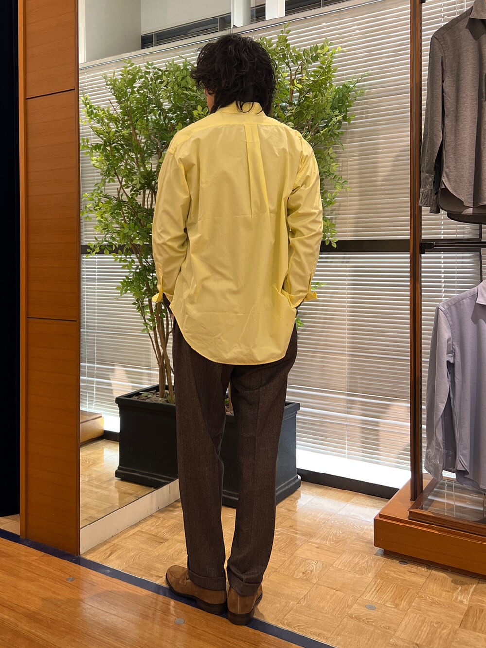 「NOLLEY'S、NOLLEY'S&goodman、ノーリーズ、TOMASMASON、tomasmason、トーマスメイソン、オーバーサイズシャツ、シャツスタイル、シャツコーデ、シャツ好き集まれ、シャツ、イエロー、カジュアル、カジュアルコーデ、綺麗めカジュアル」｜「NOLLEY’Sのコインローファーシューズ フェニックス 本革 日本製（ローファー、イエロー系）」を使った、ooiさん（メンズ・179cm）の冬コーディネートの3枚目の写真