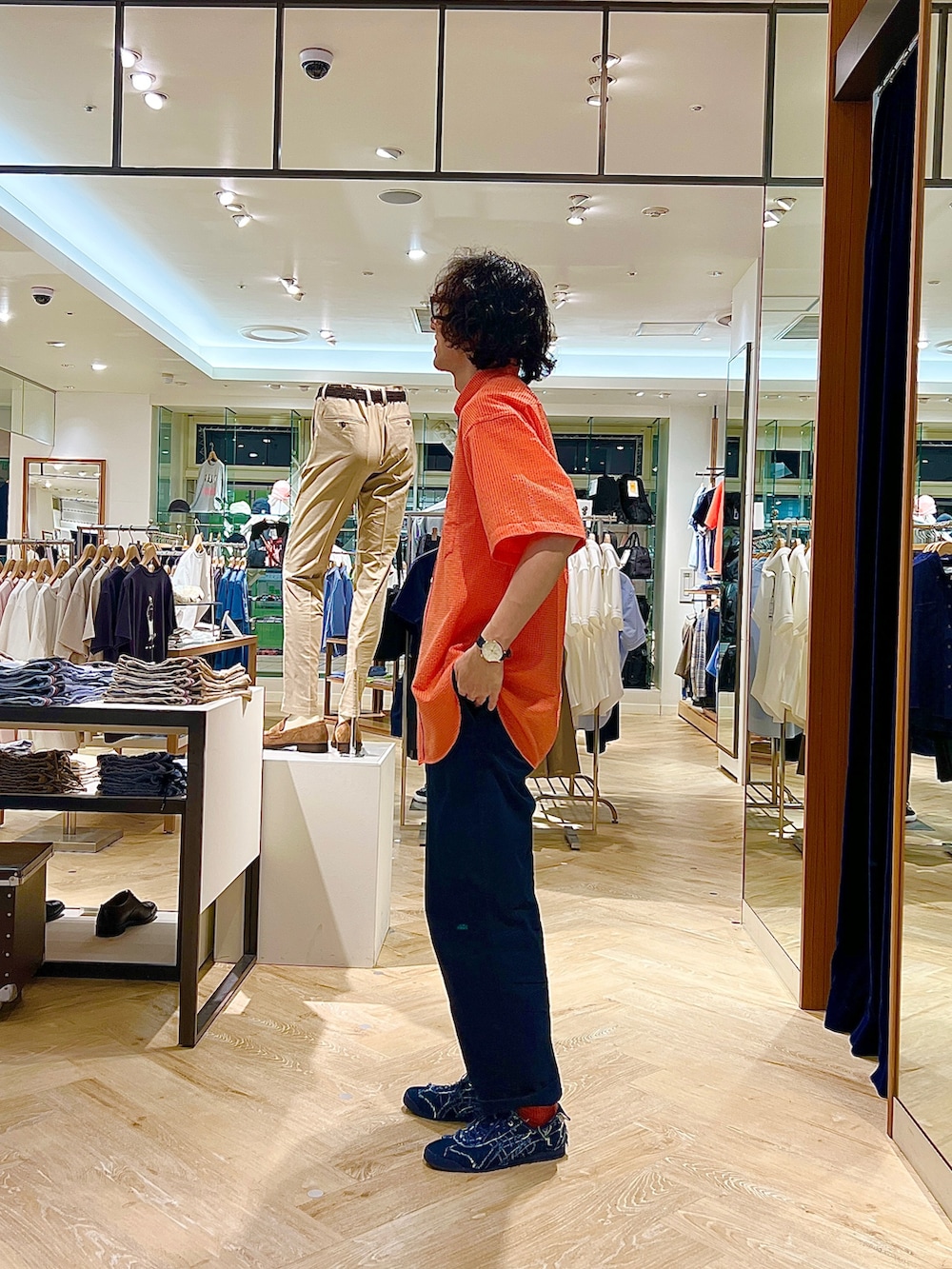 「NOLLEY'S、NOLLEY'S&goodman、ノーリーズ、ノーリーズグッドマン、オーバーサイズシャツ、半袖シャツ、シャツスタイル、シャツ、シャツコーデ、夏、夏コーデ、オレンジ、オレンジシャツ、メンズファッション、おしゃれさんと繋がりたい」｜「NOLLEY’Sの【PrimeFlex DotAir】《吸水速乾》BDシャツ 25SS（シャツ/ブラウス、オレンジ系）」を使った、ooiさん（メンズ・178cm）の春コーディネートの2枚目の写真