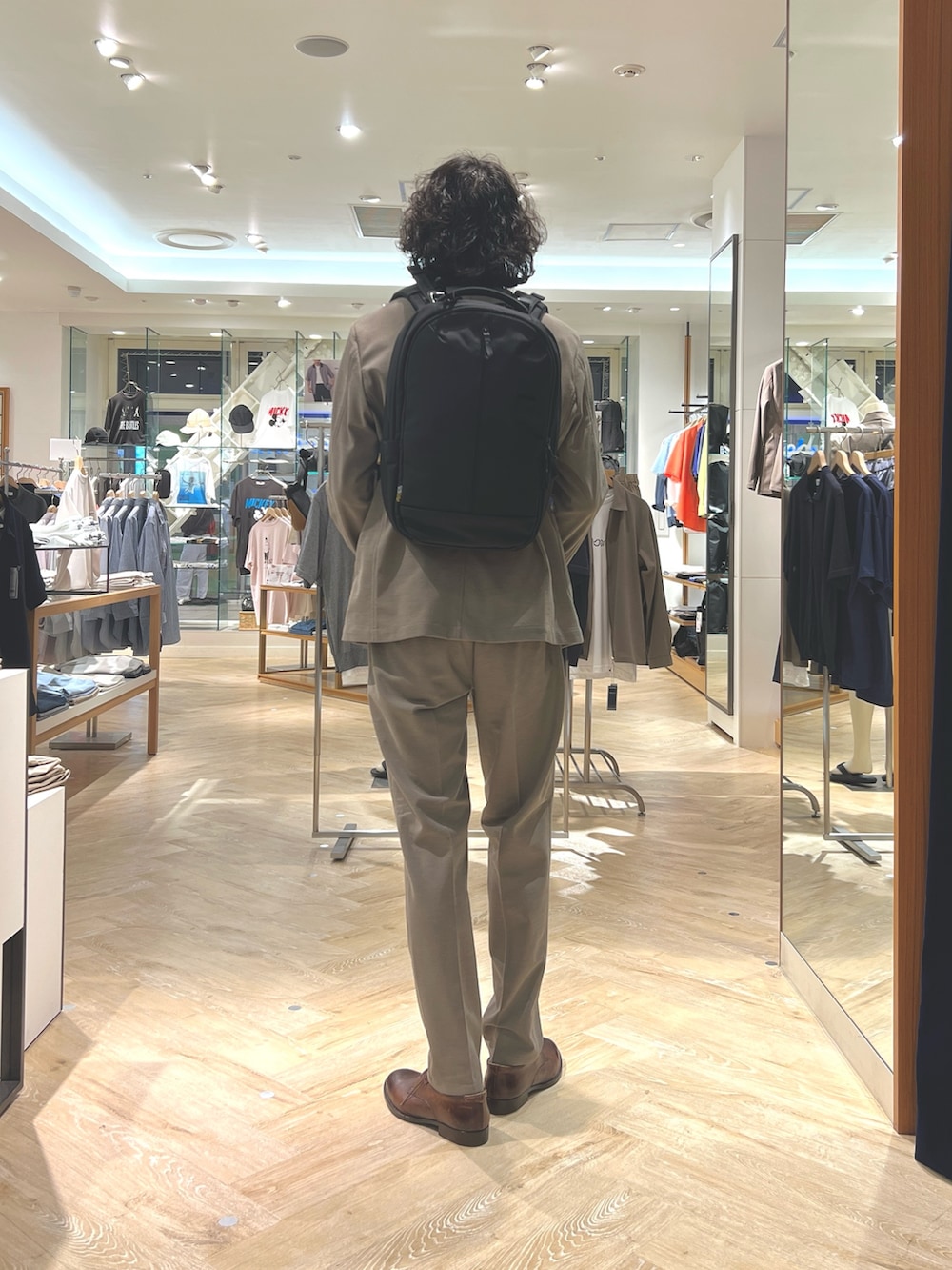 「nolleys、NOLLEY'S、NOLLEY'S&goodman、ノーリーズ、ノーリーズグッドマン、INCASE、Incase(Incase)、インケース(Incase)、インケース、ビジカジ、ビジカジスタイル、オフィスカジュアル、オフィススタイル、セットアップ、ベージュ」｜「NOLLEY’Sの《ビジカジ対応》シルケットスムースドレスTシャツ 25SS（Tシャツ/カットソー、ホワイト系）」を使った、ooiさん（メンズ・178cm）の夏コーディネートの4枚目の写真