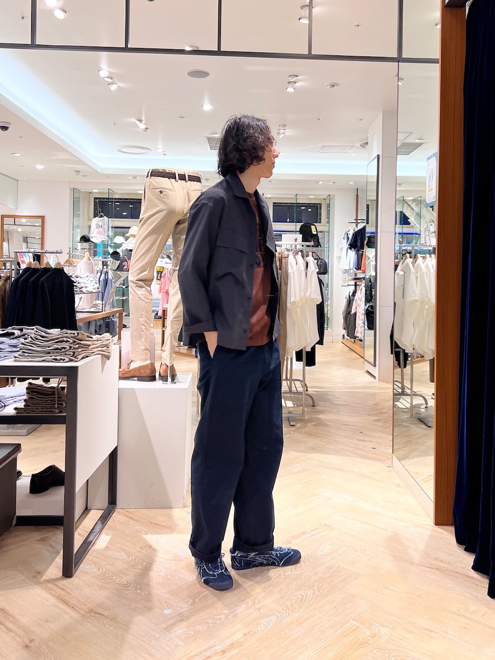 「NOLLEY'S、NOLLEY'S&goodman、nolleys、メンズファッション、カジュアル、カジュアルコーデ、夏コーデ、夏、Tシャツ、シャツスタイル、シャツブルゾン」｜「NOLLEY’Sの《セットアップ対応》イージーケア ストレッチポプリン シャツブルゾン 25SS（シャツ/ブラウス、グレー系）」を使った、ooiさん（メンズ・178cm）の春コーディネートの2枚目の写真