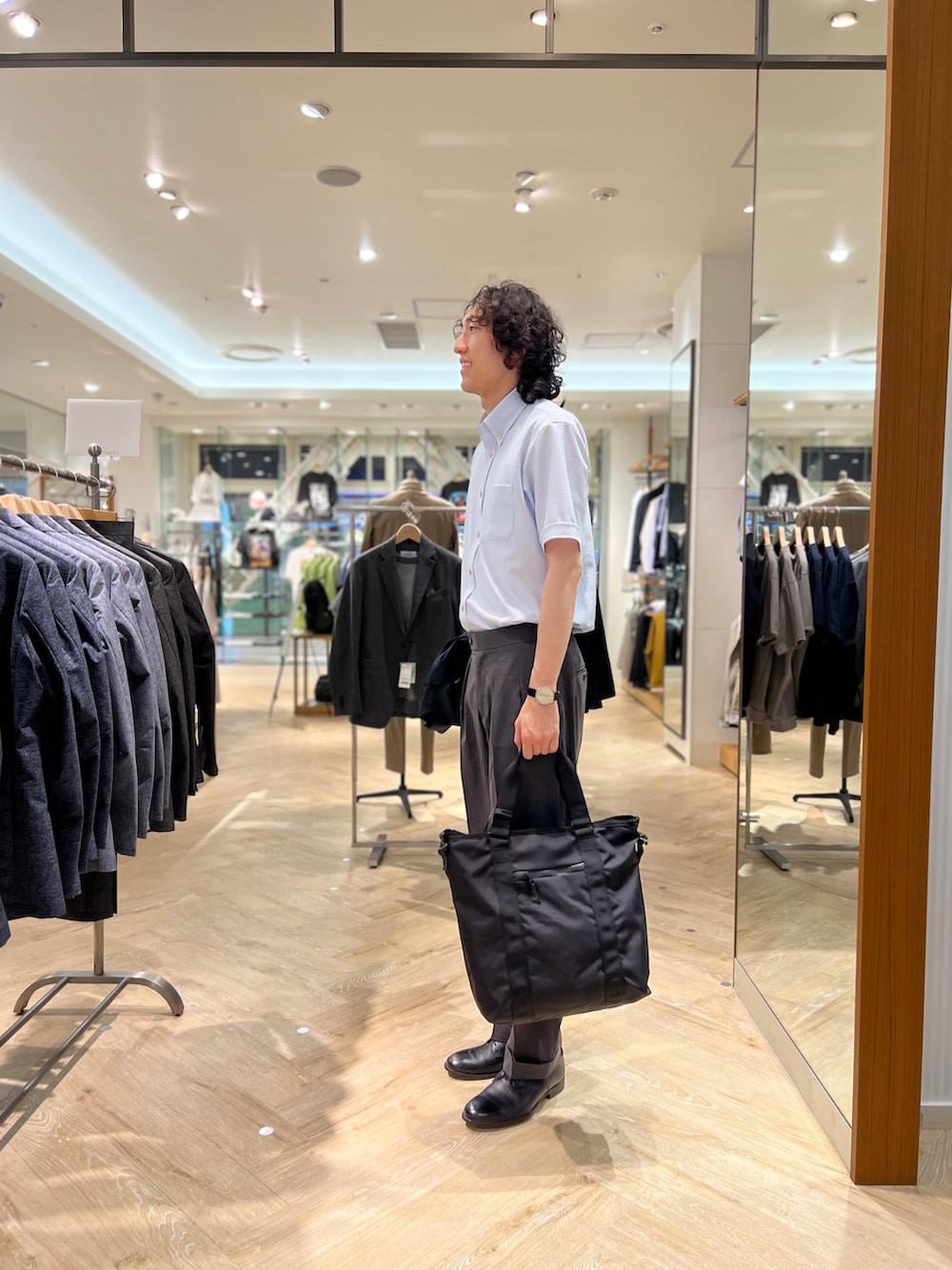 「nolleys、NOLLEY'S、NOLLEY'S&goodman、ノーリーズ、ノーリーズグッドマン、WEXLEY、ウェクスレイ、ビジカジ、ビジカジスタイル、オフィスカジュアル、オフィススタイル、夏、夏コーデ、半袖シャツ」｜「WEXLEYの【WEXLEY/ウェクスレイ】AARON TOTE CORDURA BALLISTIC BLACK ARN220（トートバッグ、ブラック系）」を使った、ooiさん（メンズ・178cm）の春コーディネートの2枚目の写真